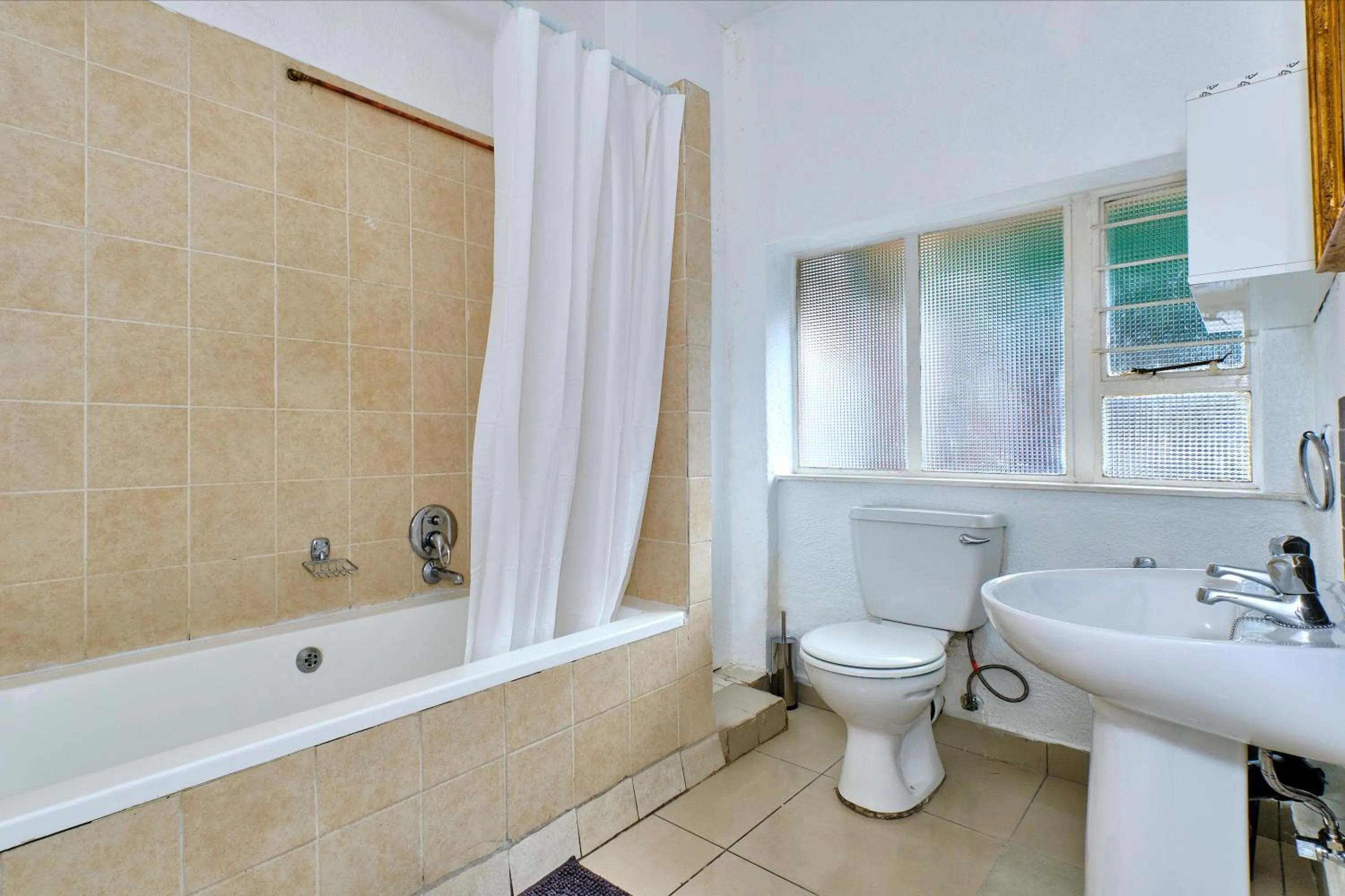 Bathroom in Inn & Out Sandton Park