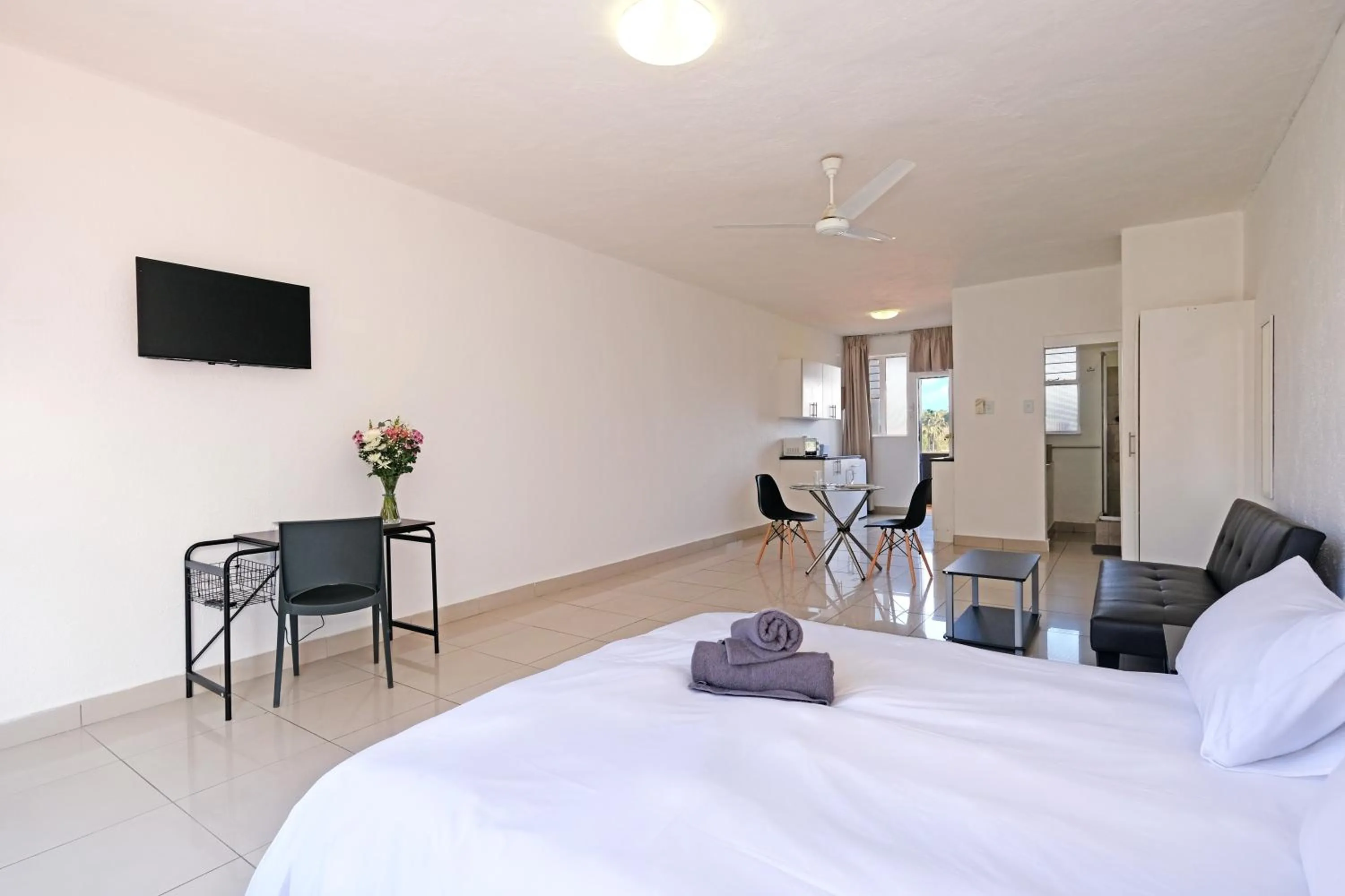 TV and multimedia, Bed in Inn & Out Sandton Park