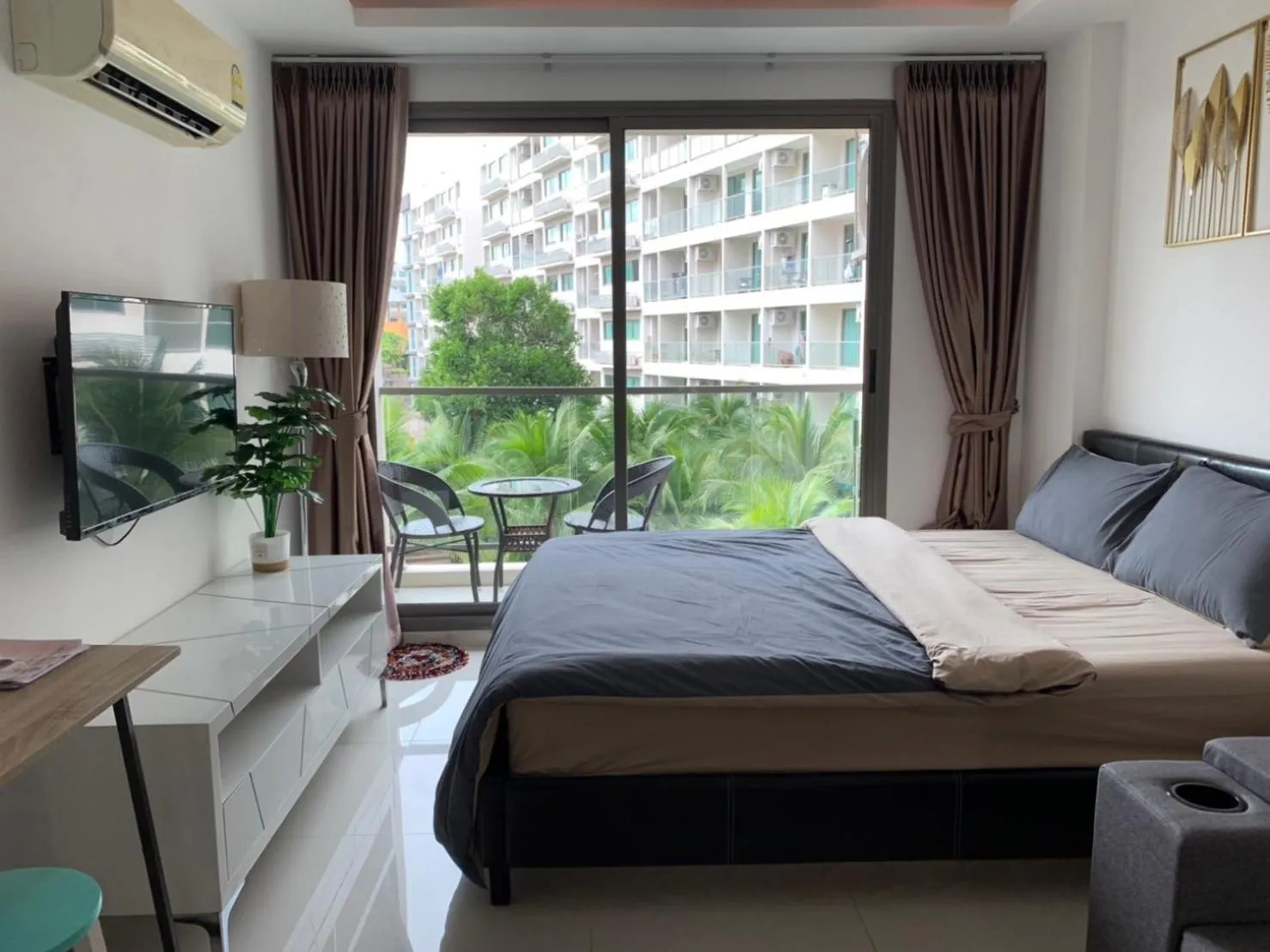 Bed in Laguna beach condo resort 3 maldives pattaya pool view ลากูน่า บีช คอนโด รีสอร์ต 3 พัทยา