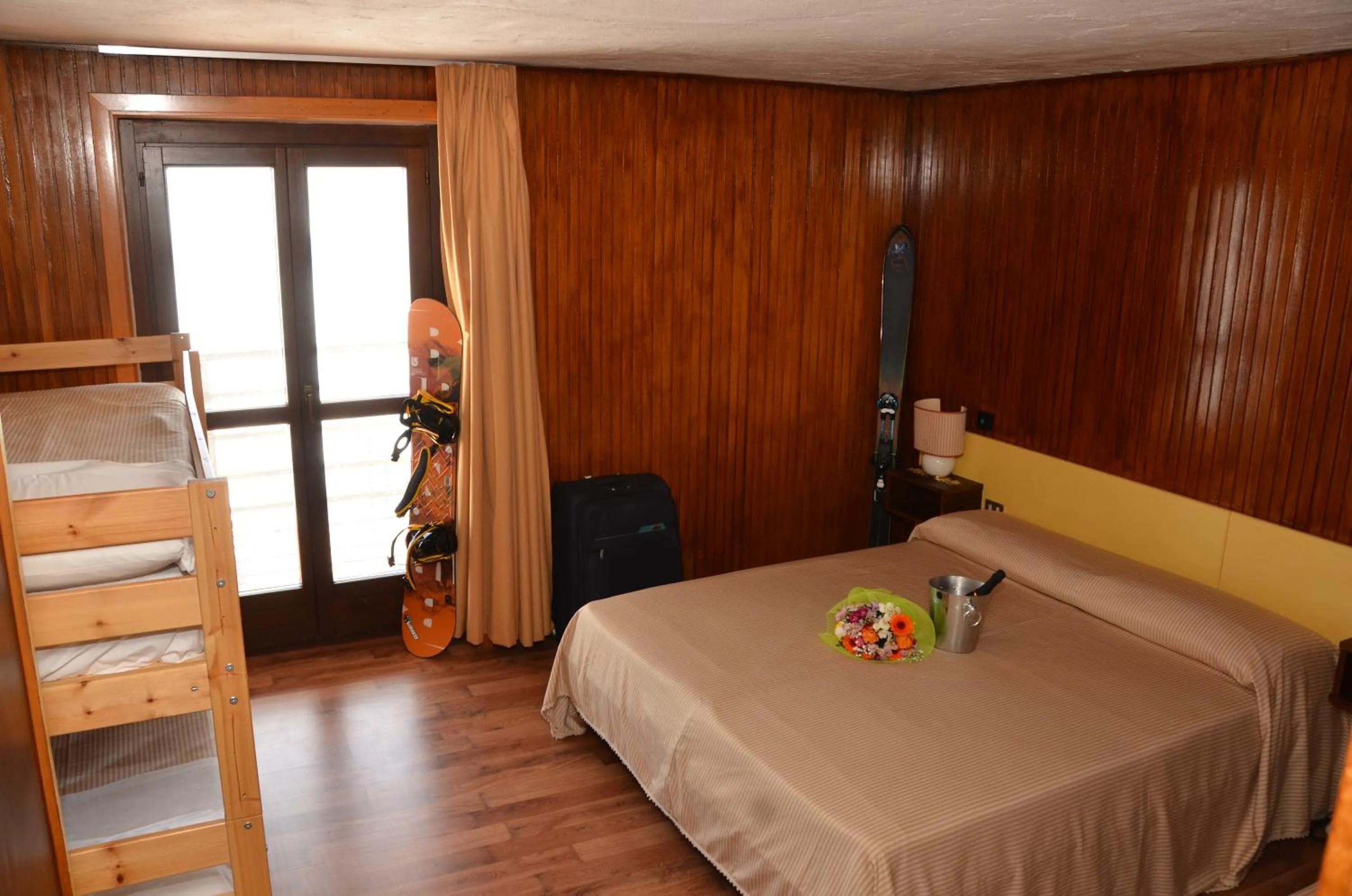 bunk bed, Bed in Hotel lo Stambecco