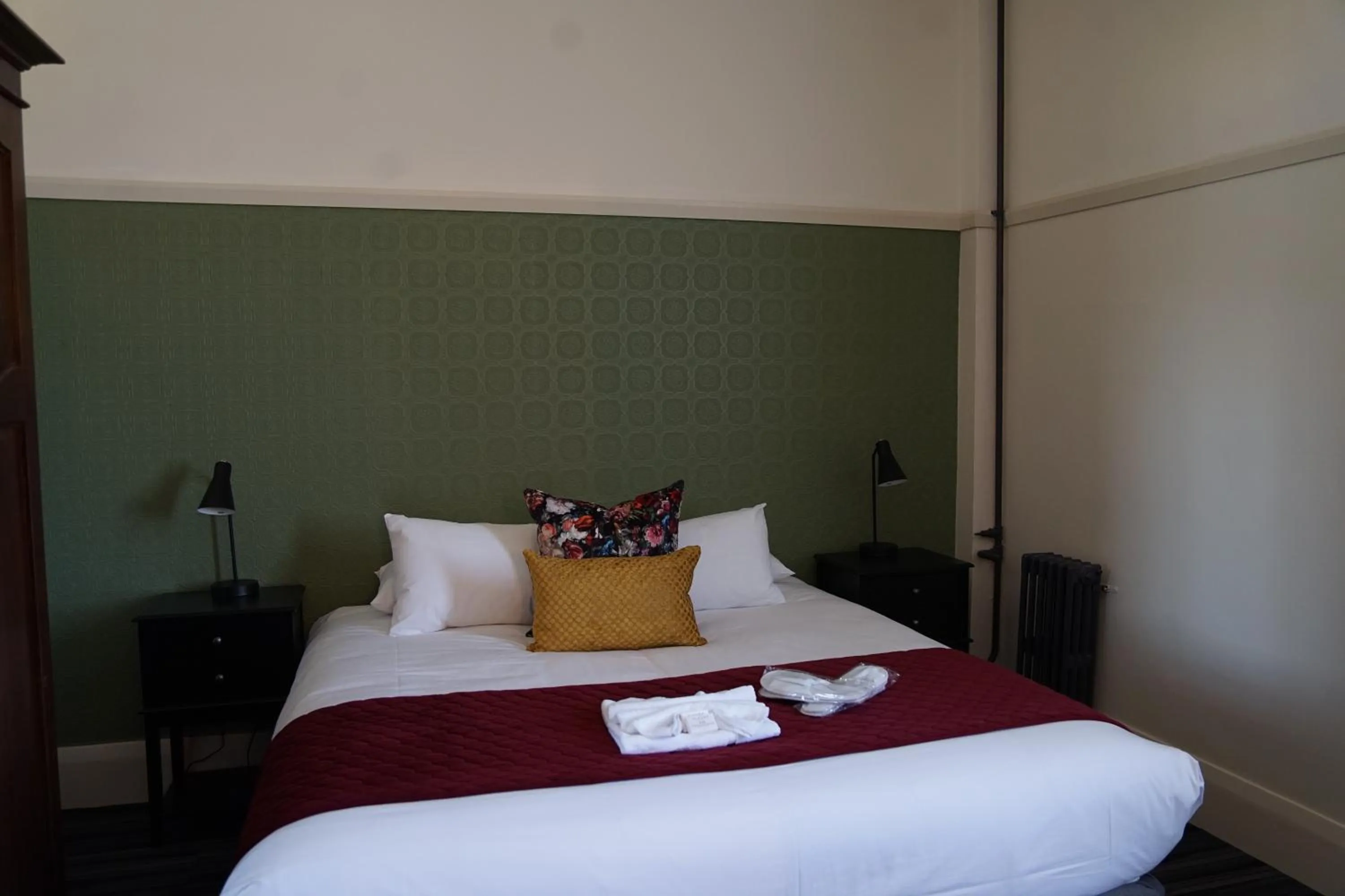 King Room - single occupancy in Hotel Queanbeyan Canberra