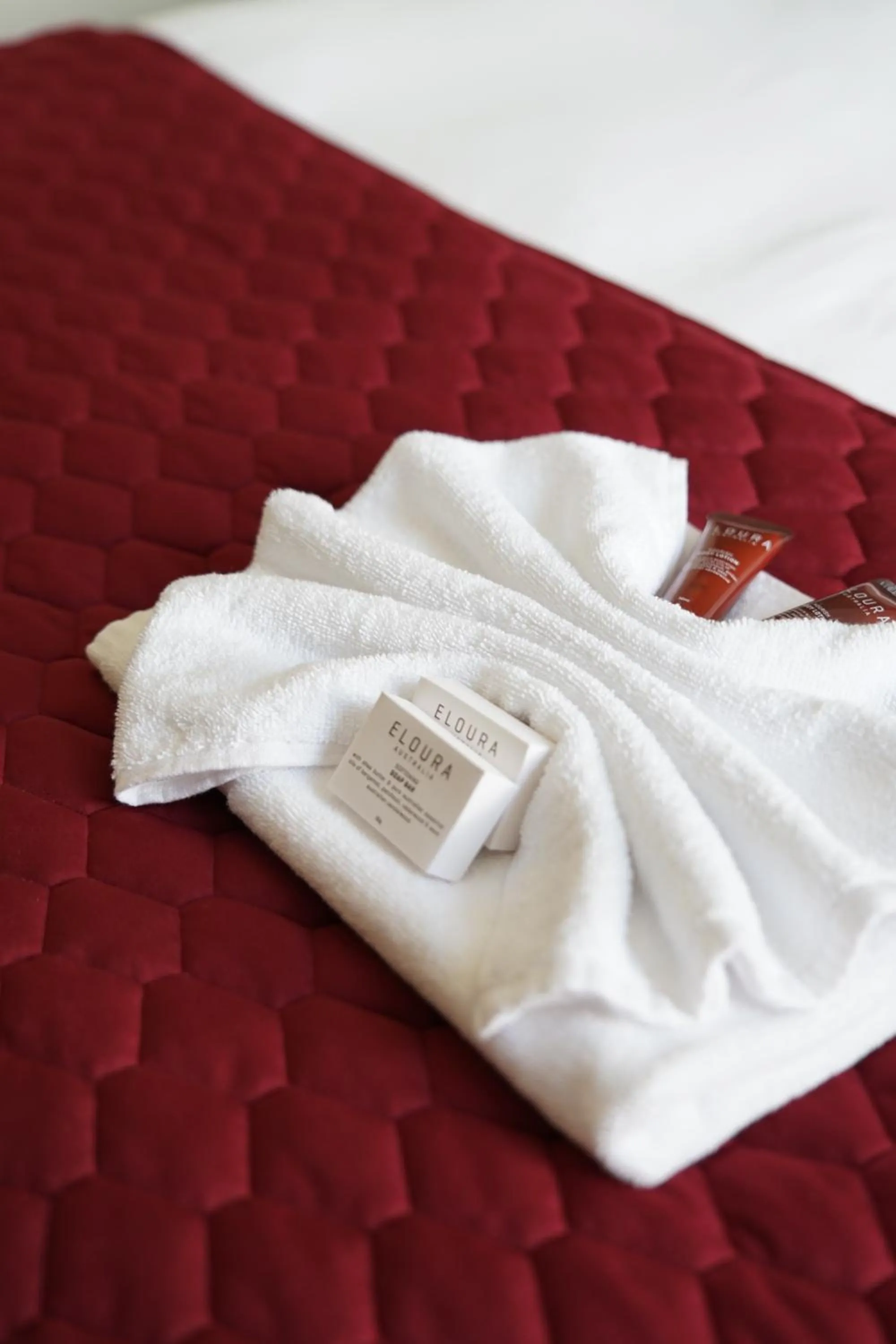towels, Bed in Hotel Queanbeyan Canberra