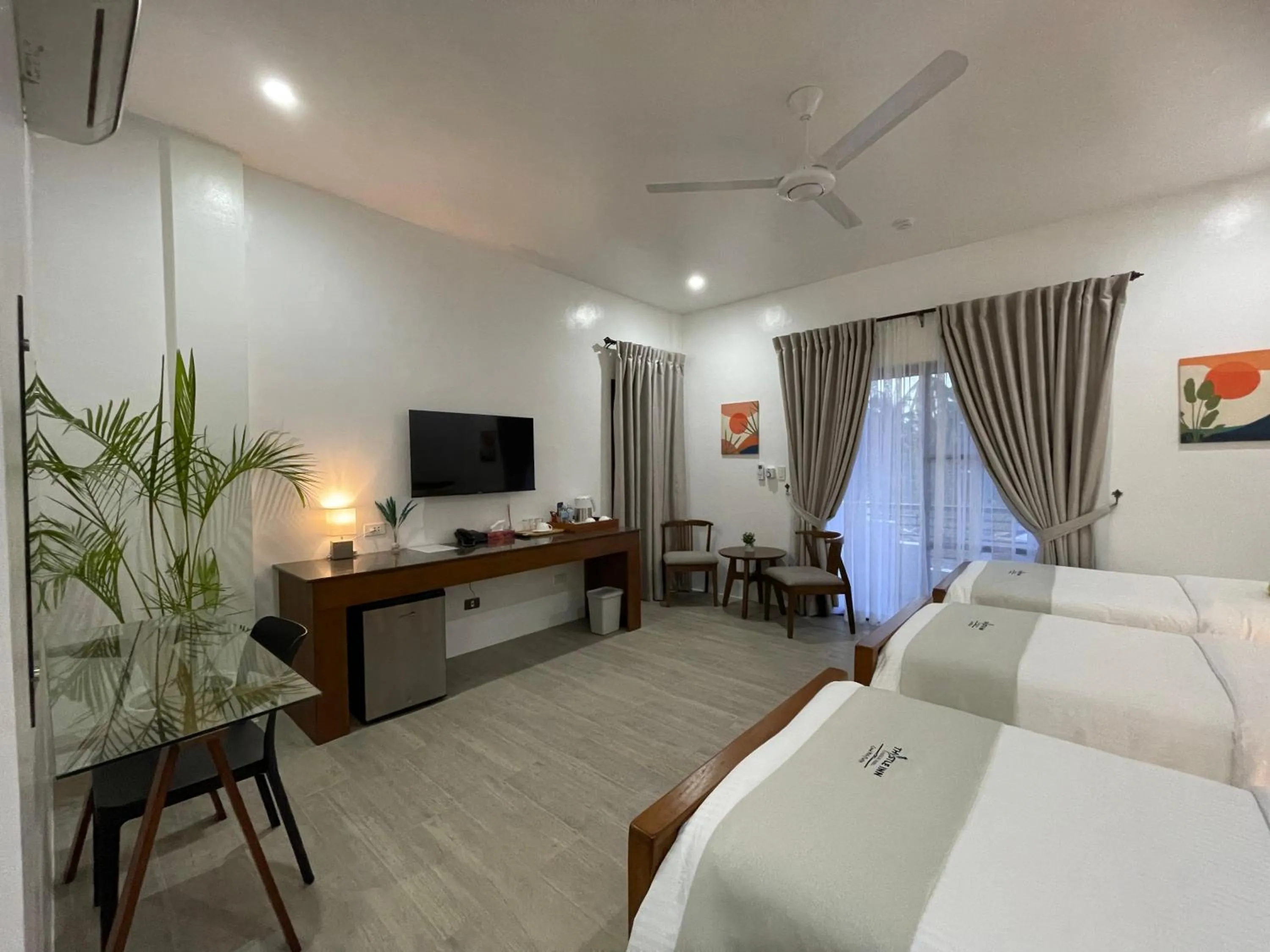 Photo of the whole room, Bed in Thistle Inn