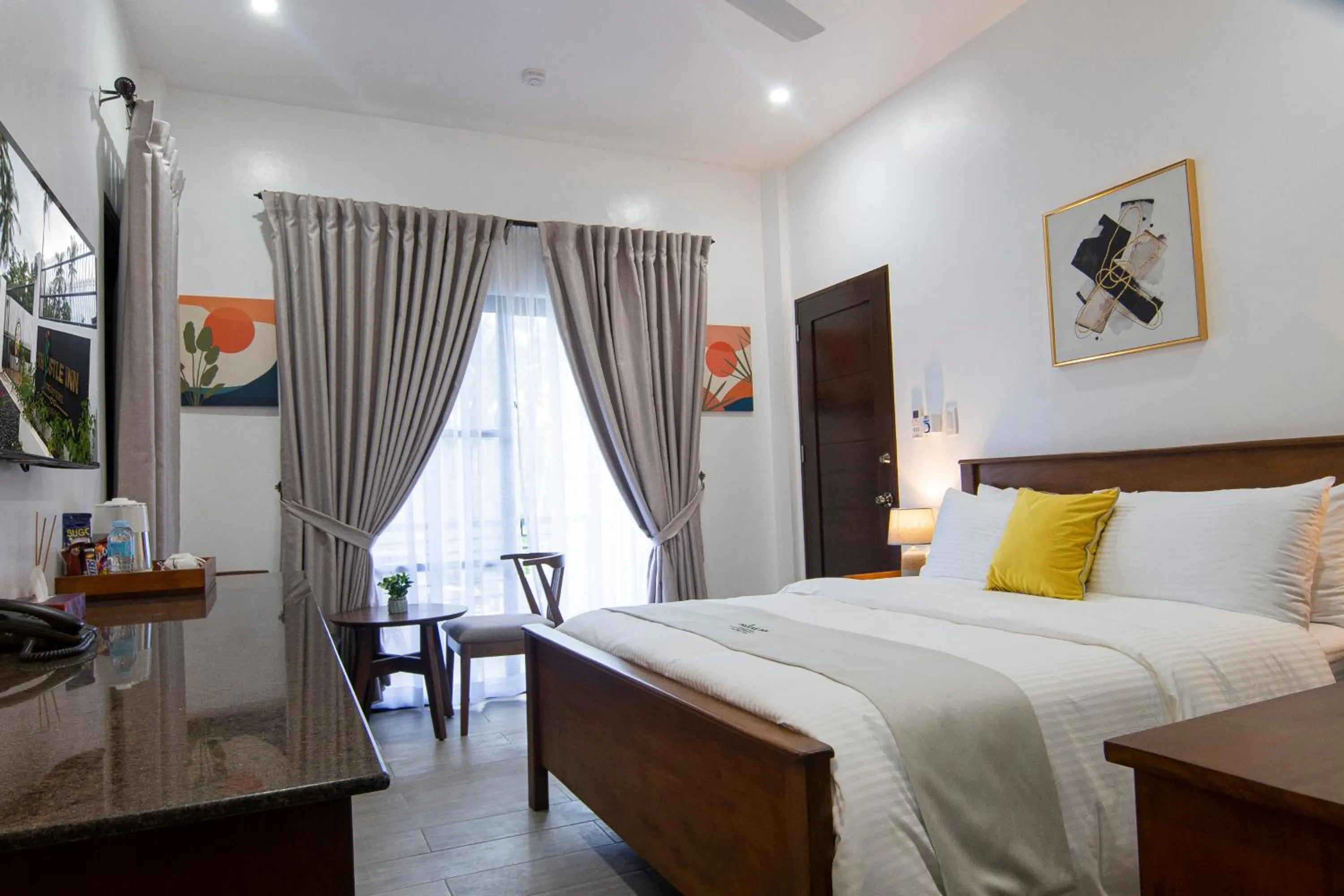 Photo of the whole room, Bed in Thistle Inn