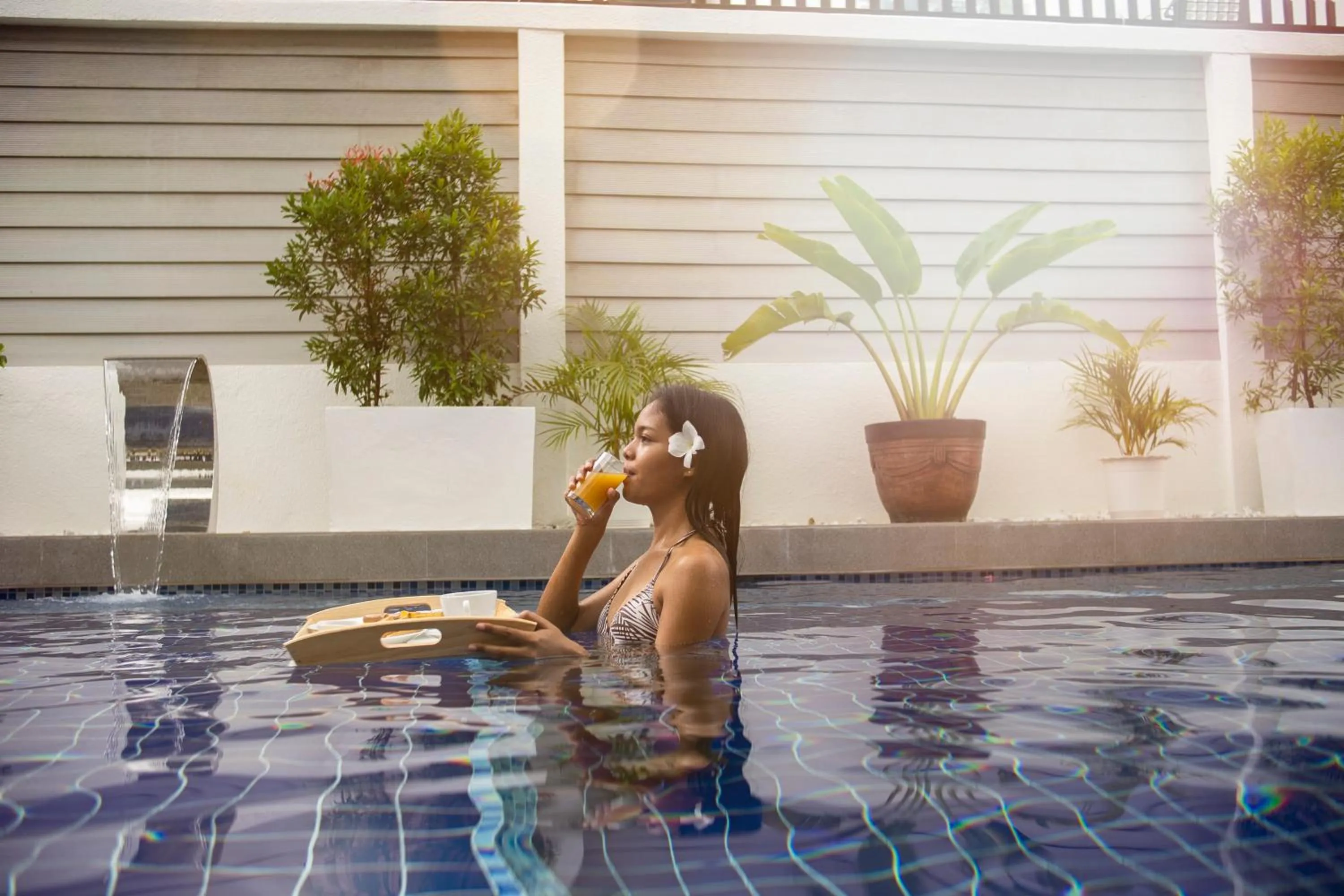 Pool view in Thistle Inn