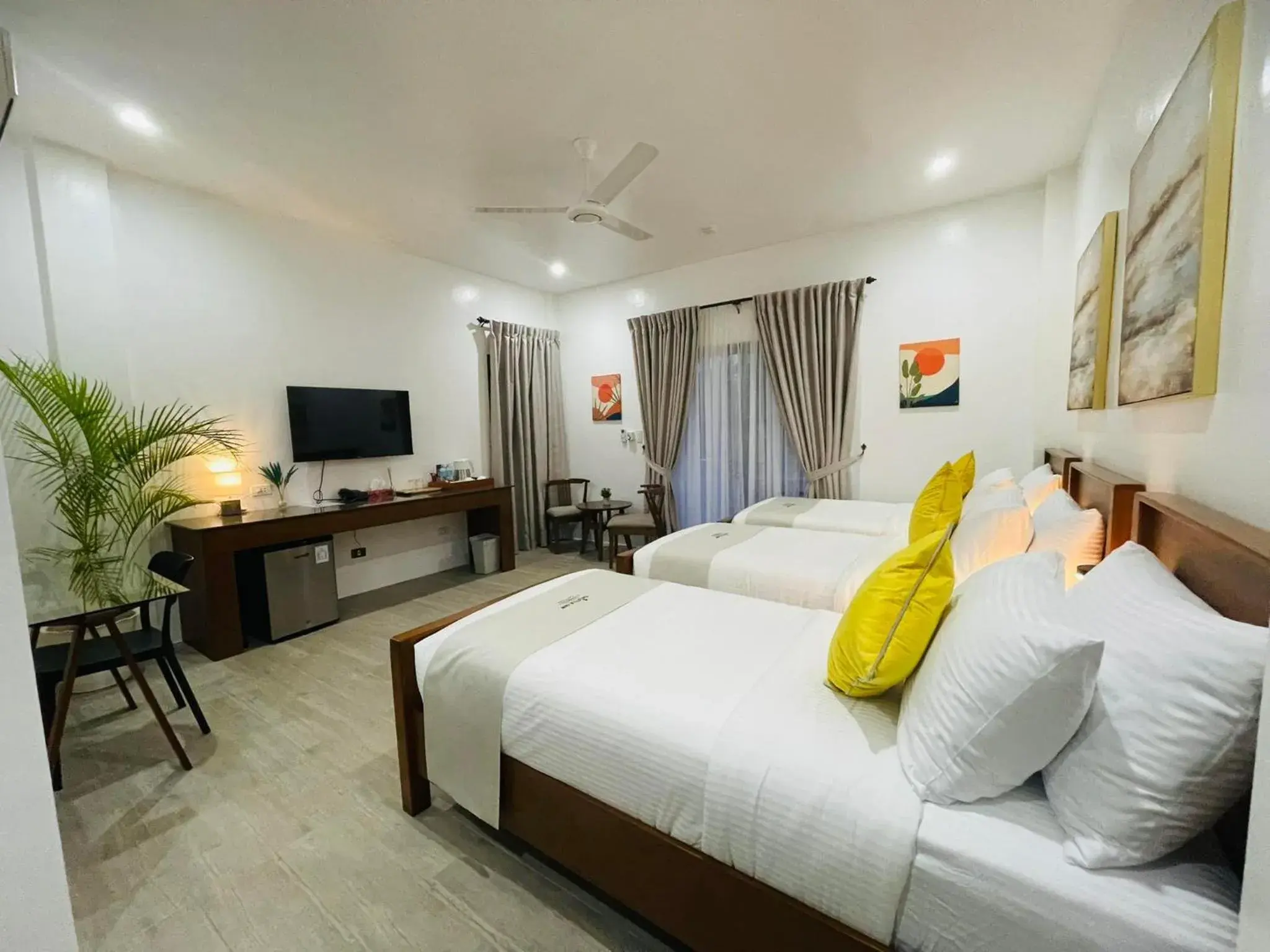 Triple Room with Balcony in Thistle Inn Triple Room with Balcony in Thistle Inn