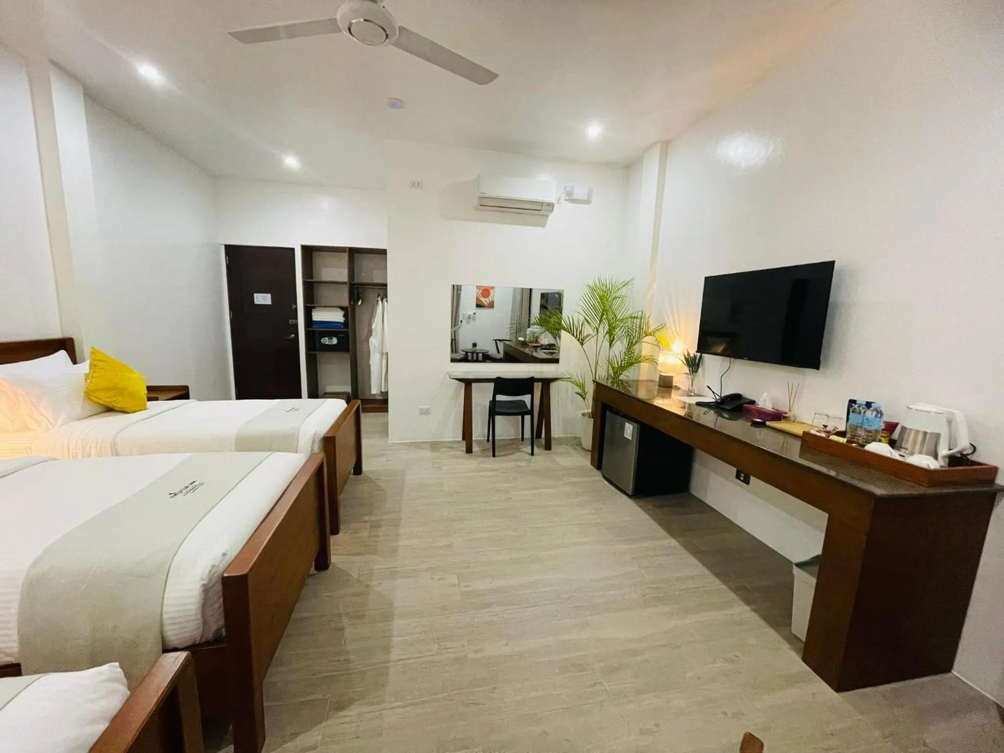 Bedroom, Bed in Thistle Inn