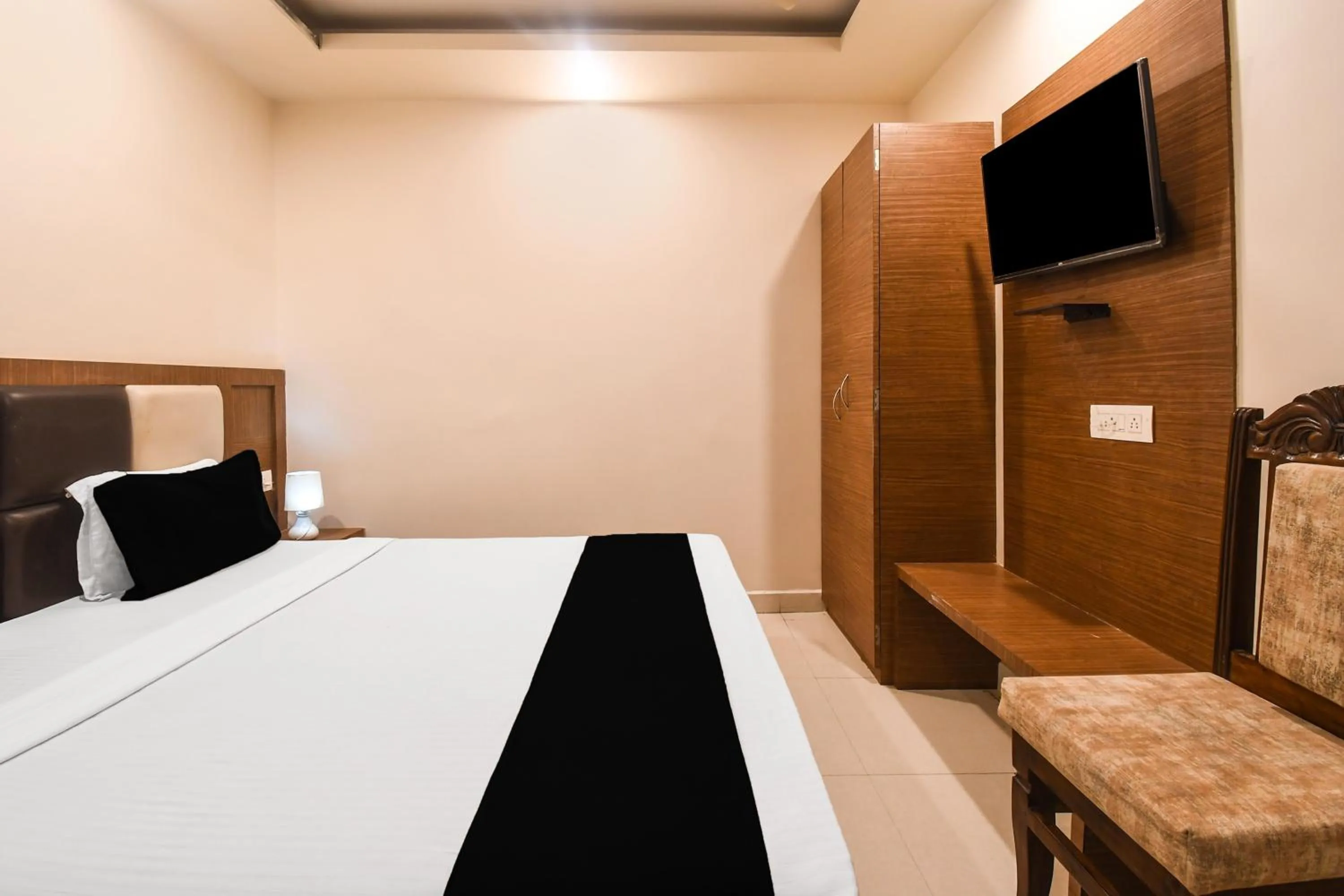 Bedroom, Bed in Super Collection O Paschim Dwar Near Jagannatha Temple