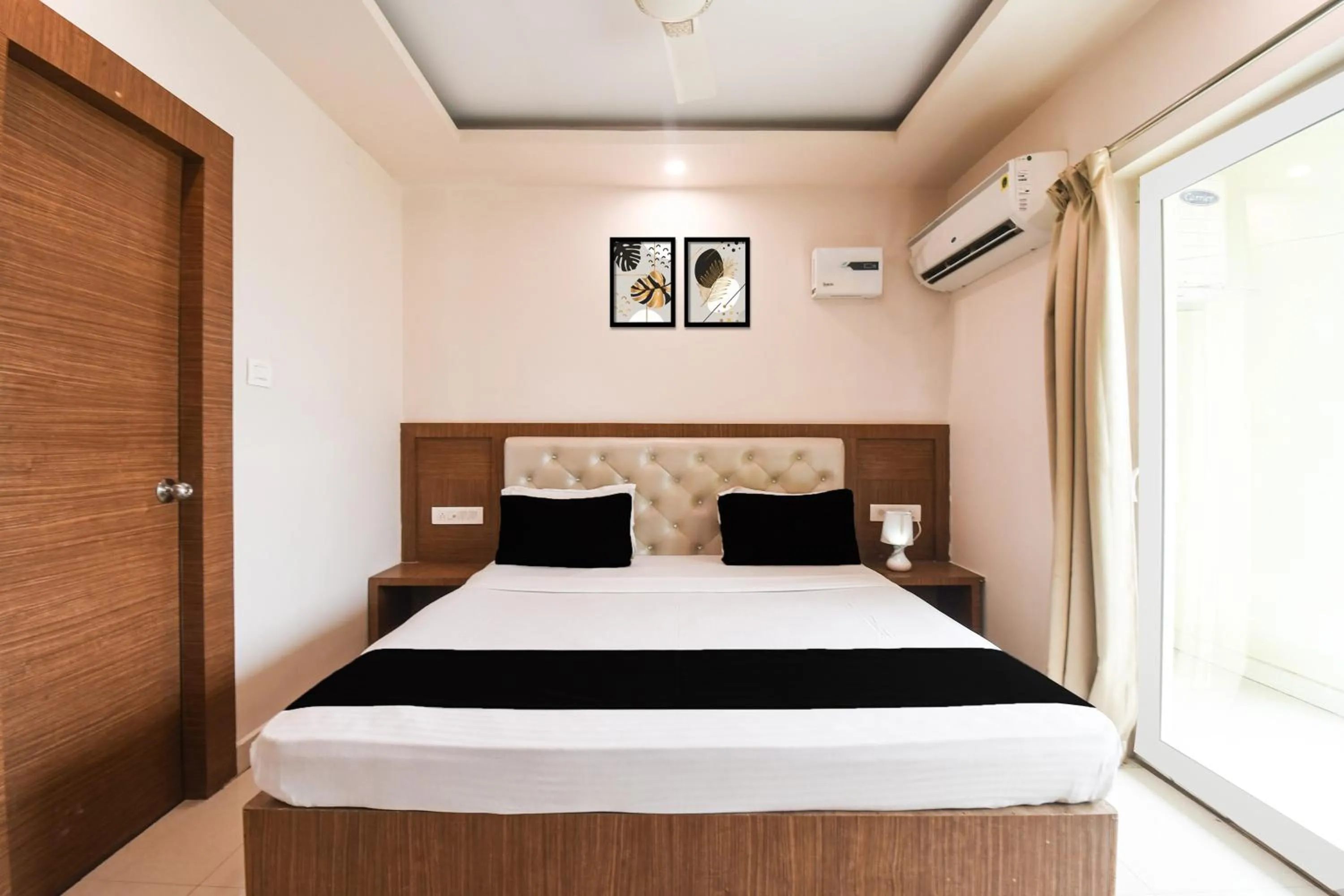 Bedroom, Bed in Super Collection O Paschim Dwar Near Jagannatha Temple