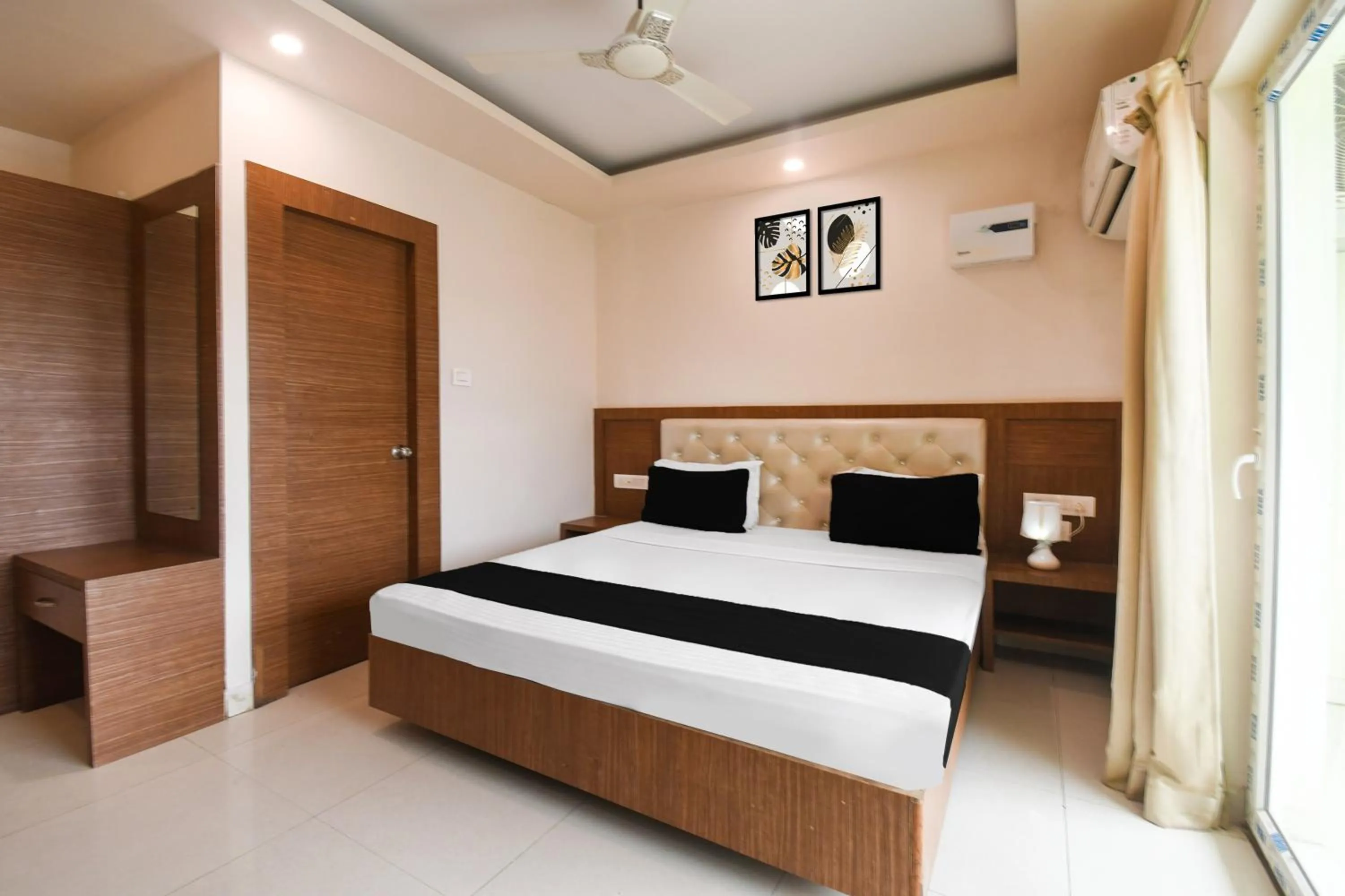 Bedroom, Bed in Super Collection O Paschim Dwar Near Jagannatha Temple