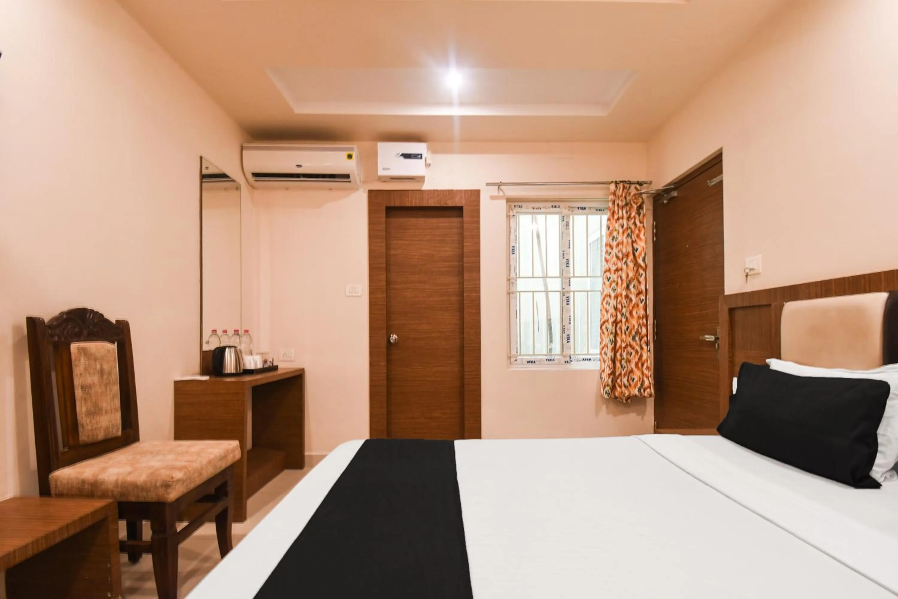 Bedroom, Bed in Super Collection O Paschim Dwar Near Jagannatha Temple
