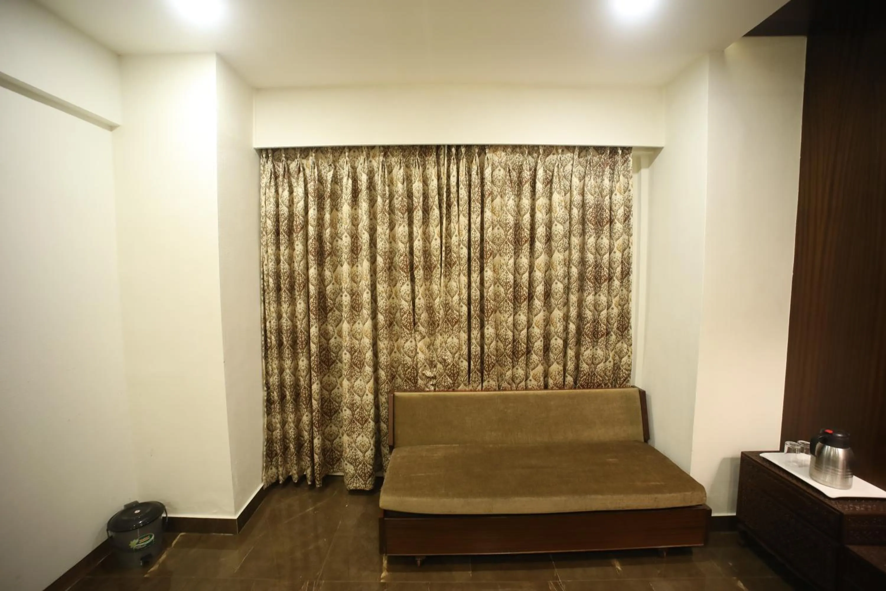 Communal lounge/ TV room in The Byke Heritage Resort - Matheran