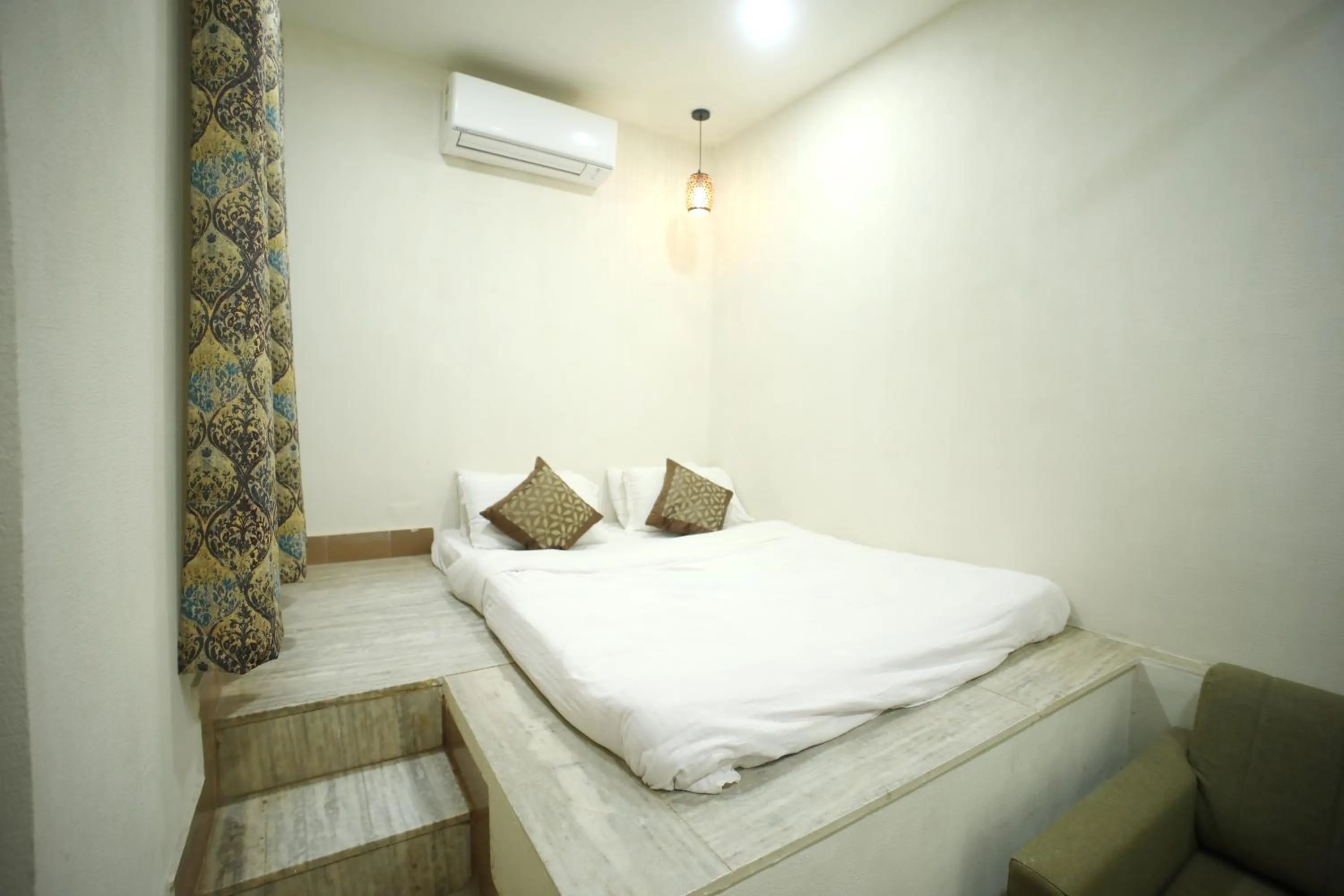 Bed in The Byke Heritage Resort - Matheran