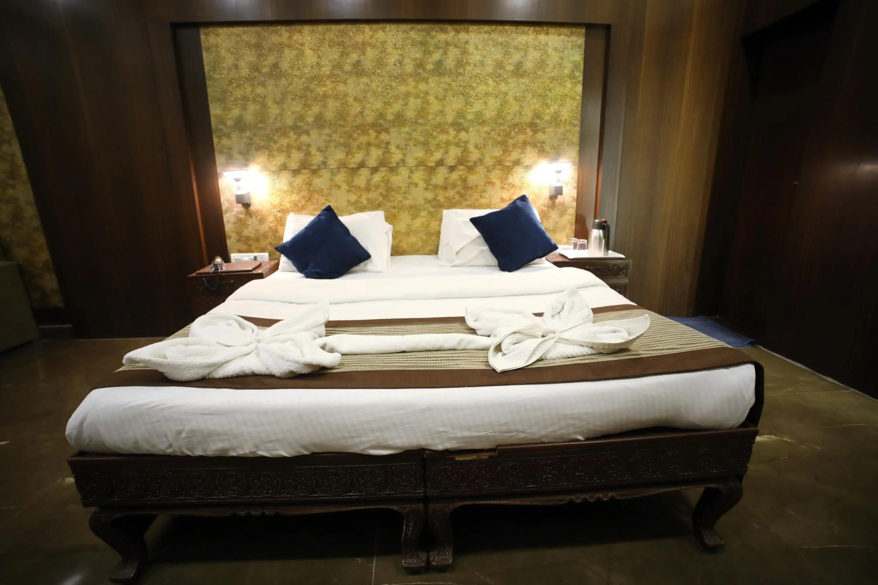 Bed in The Byke Heritage Resort - Matheran