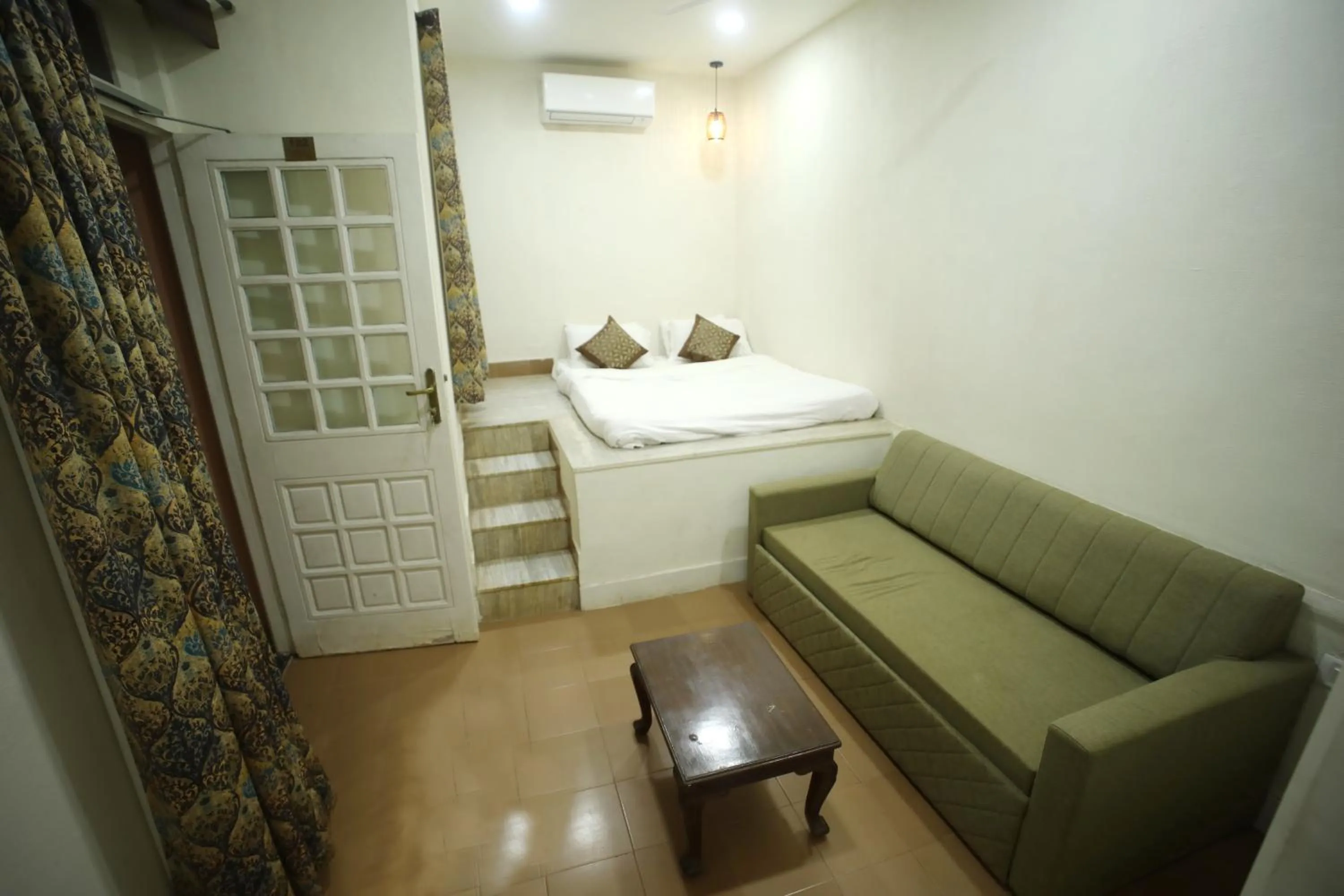 Living room, Bed in The Byke Heritage Resort - Matheran