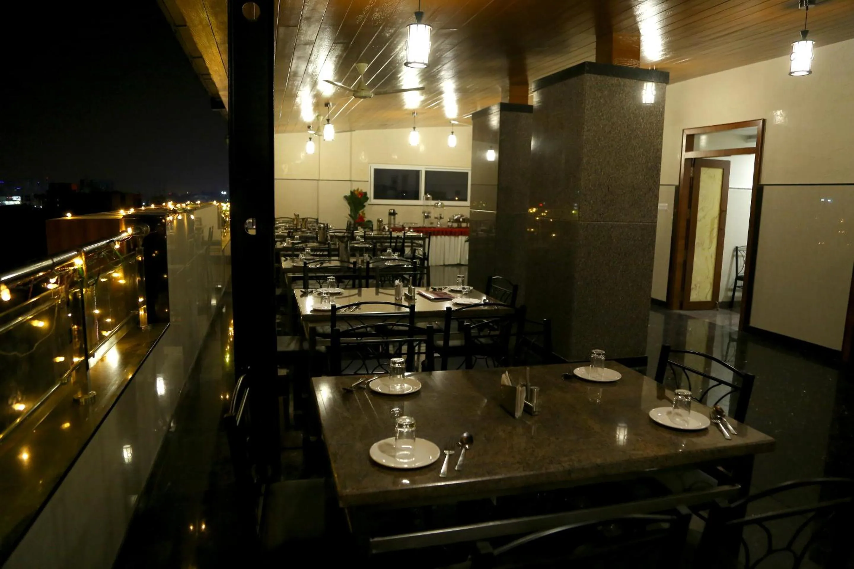 Restaurant/places to eat in Hotel U.T.Elegance