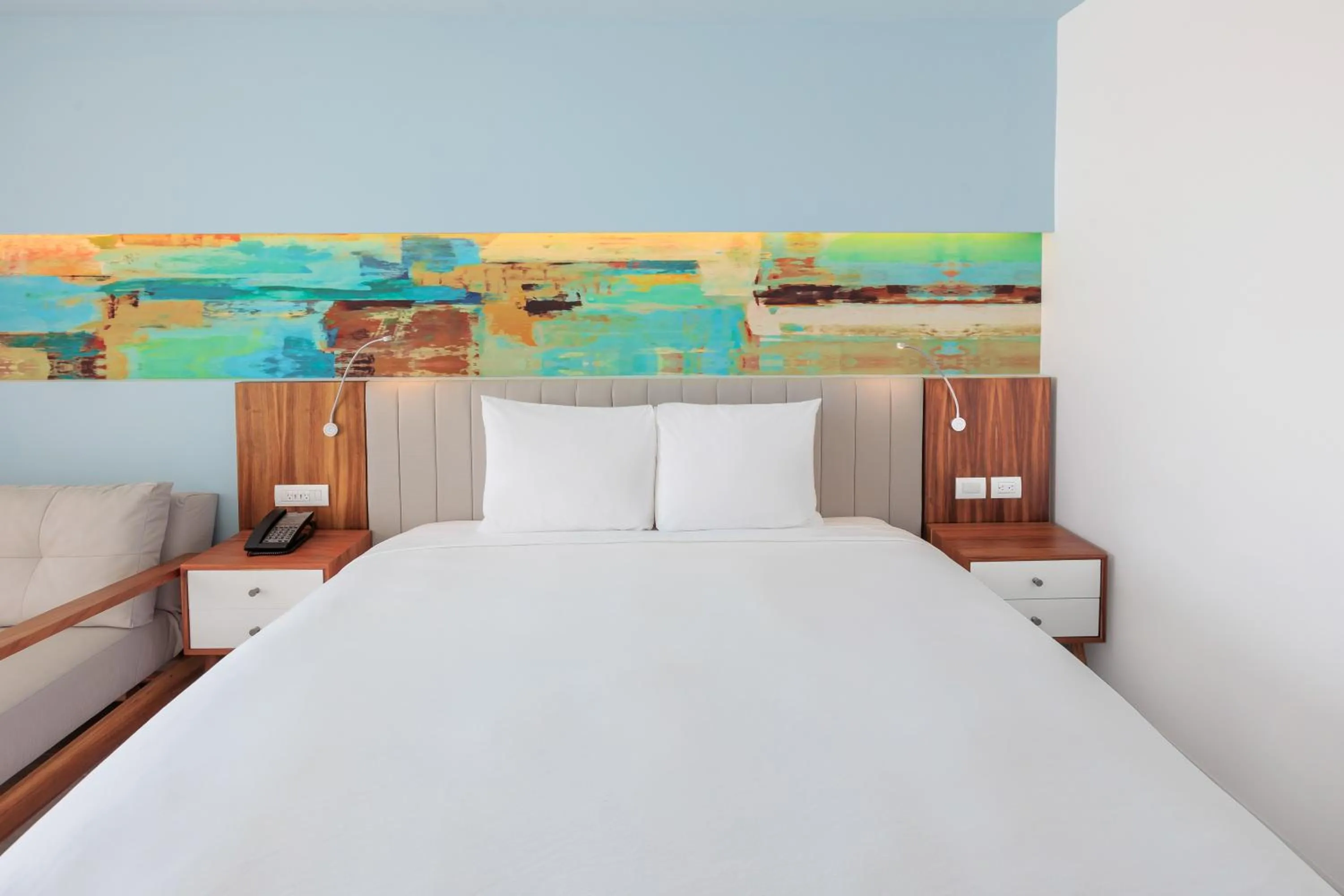 Bedroom, Bed in Courtyard by Marriott Mazatlan Beach Resort
