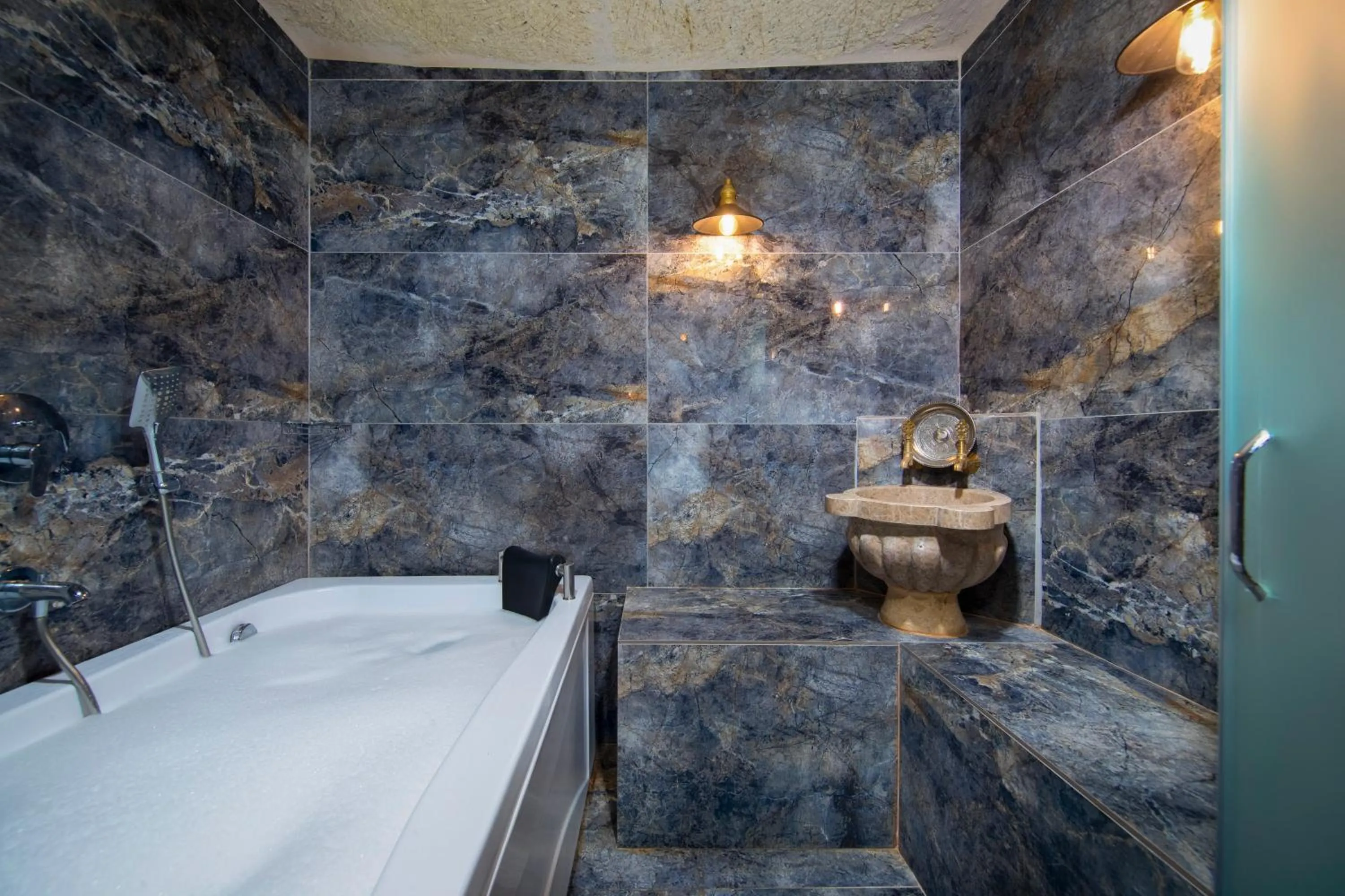 Shower in Cappa Via Cave Hotel