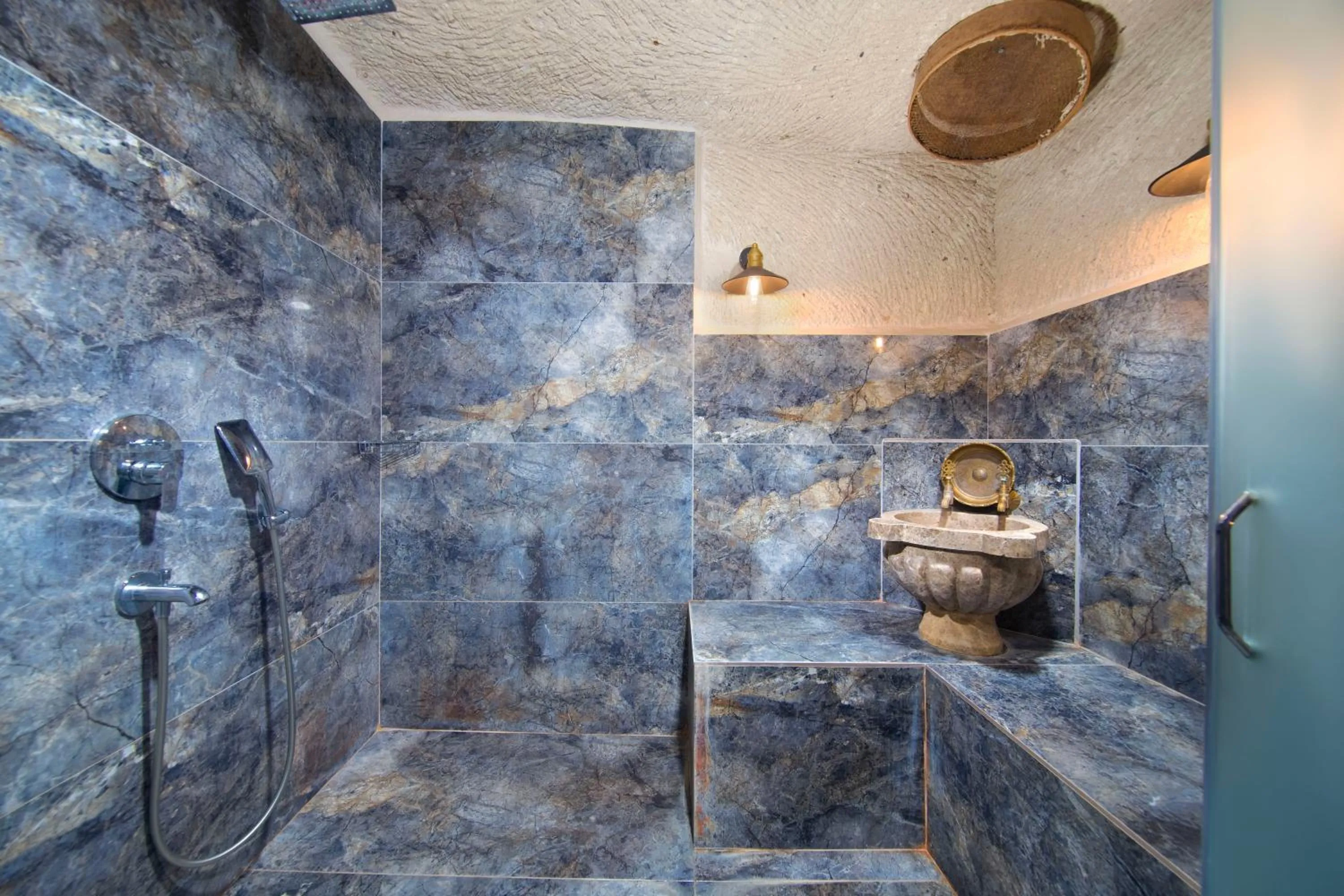 Shower in Cappa Via Cave Hotel