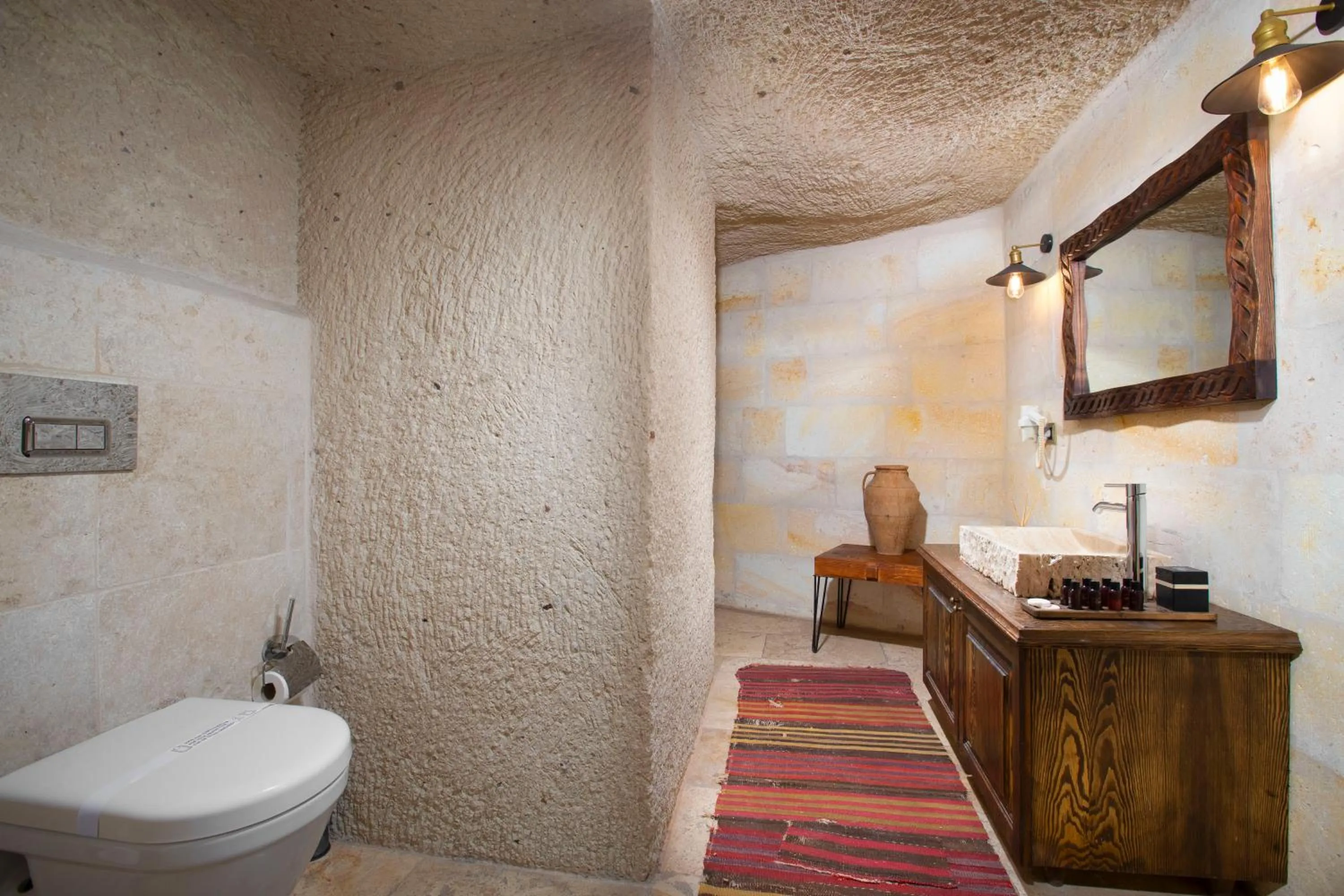 Toilet in Cappa Via Cave Hotel