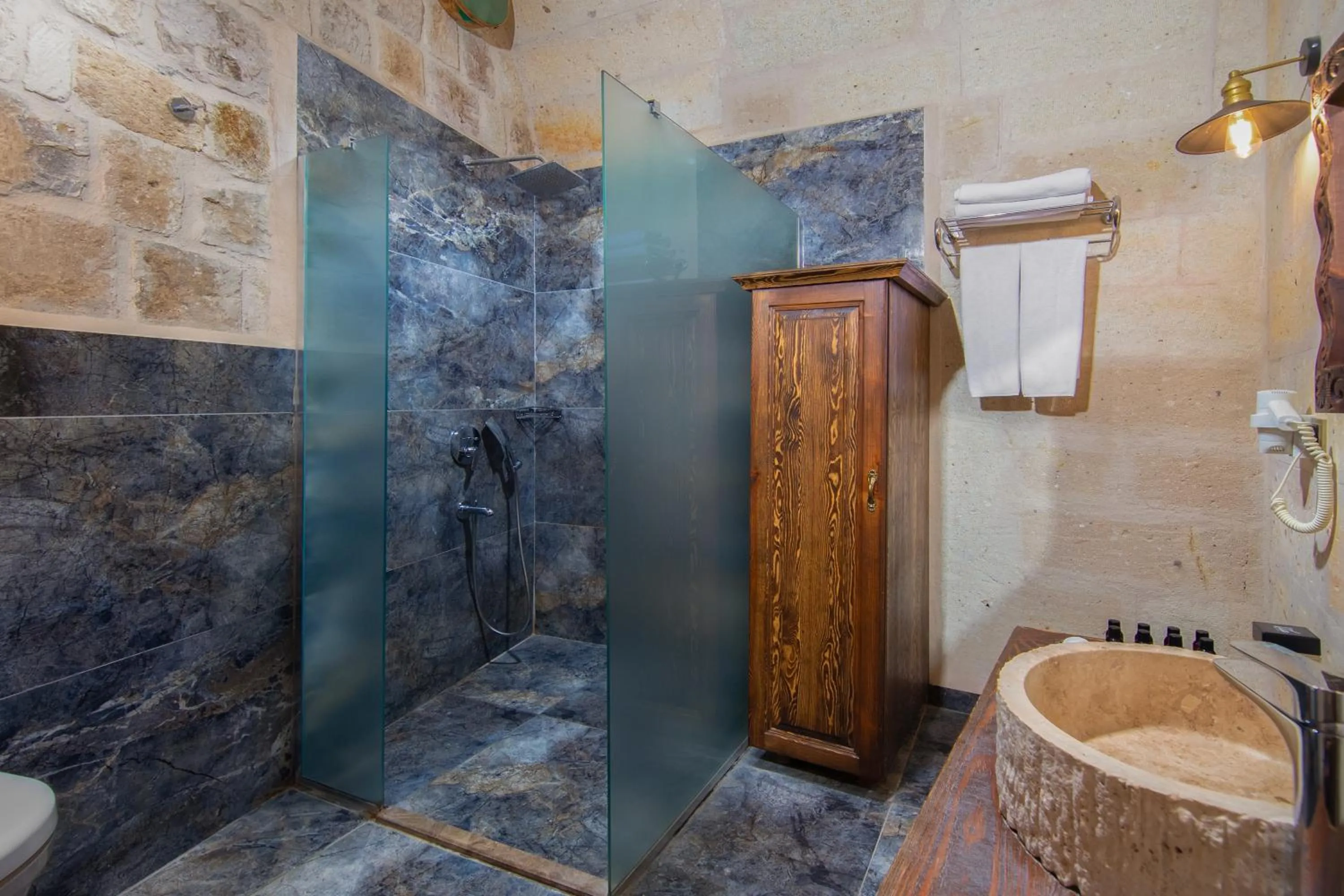 Shower in Cappa Via Cave Hotel