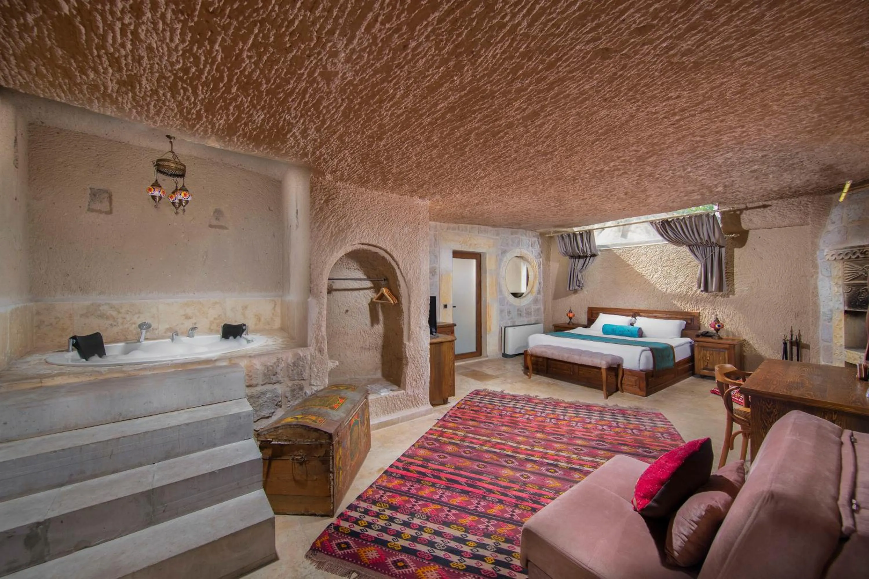 Hot Tub, Bed in Cappa Via Cave Hotel