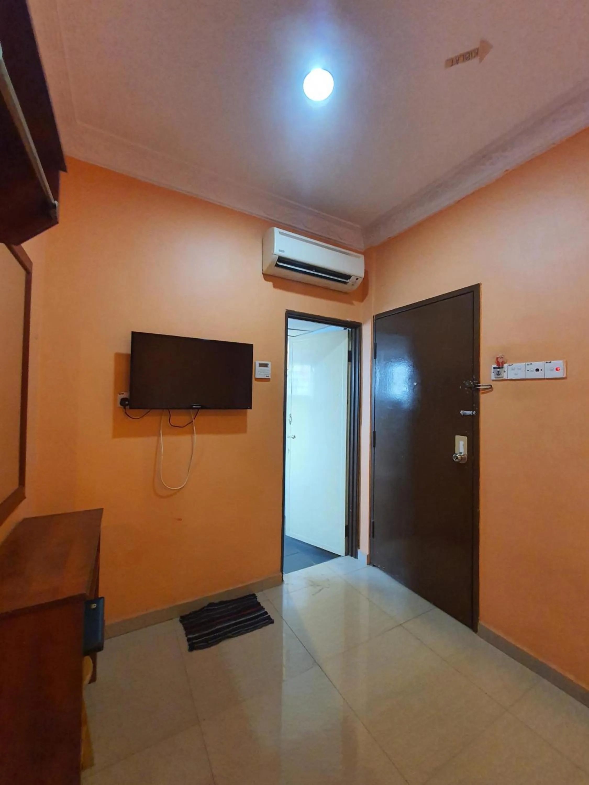 TV and multimedia, TV/Entertainment Center in Highway Budget Hotel