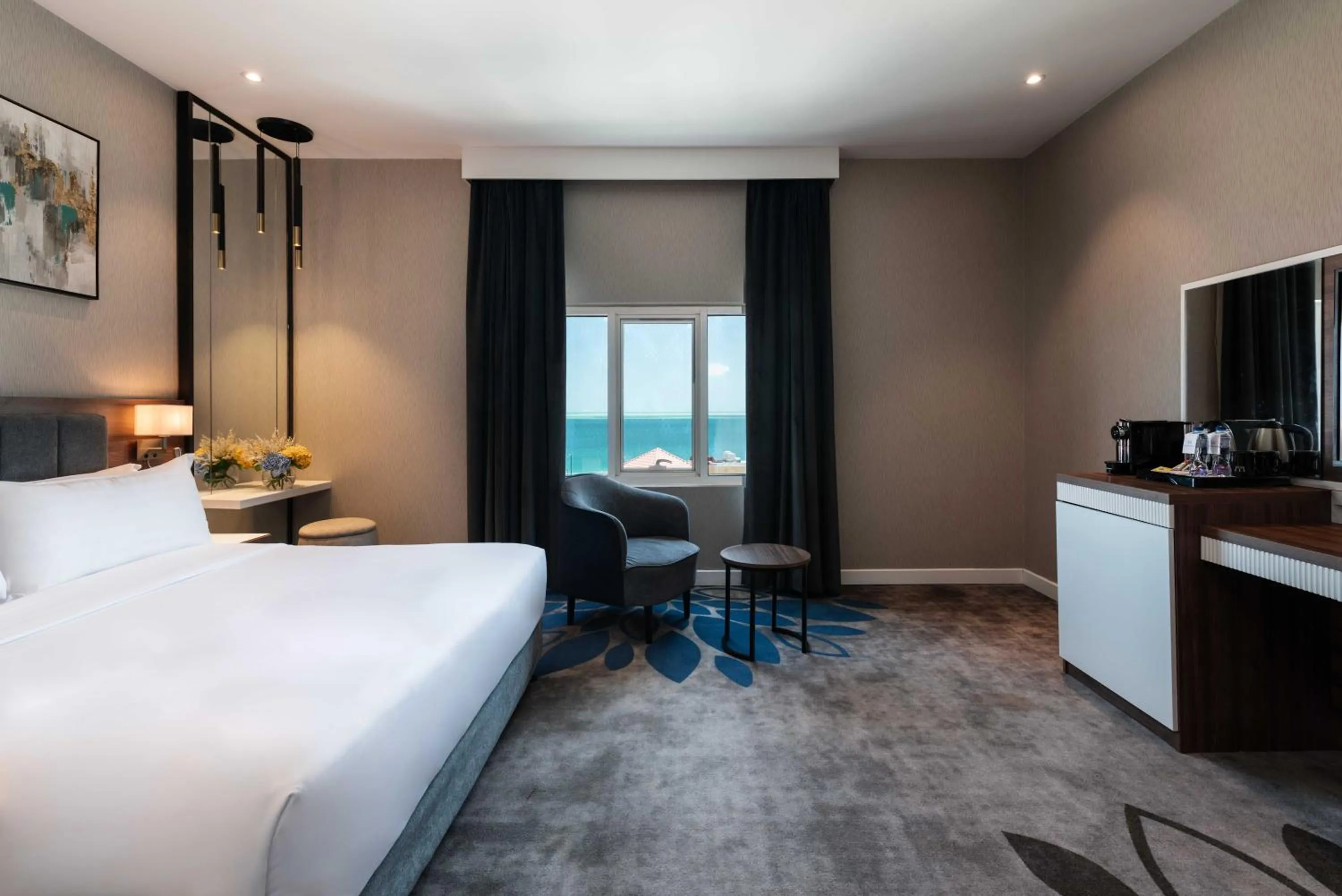 Sea view, Bed in Warwick Al Jubail Hotel