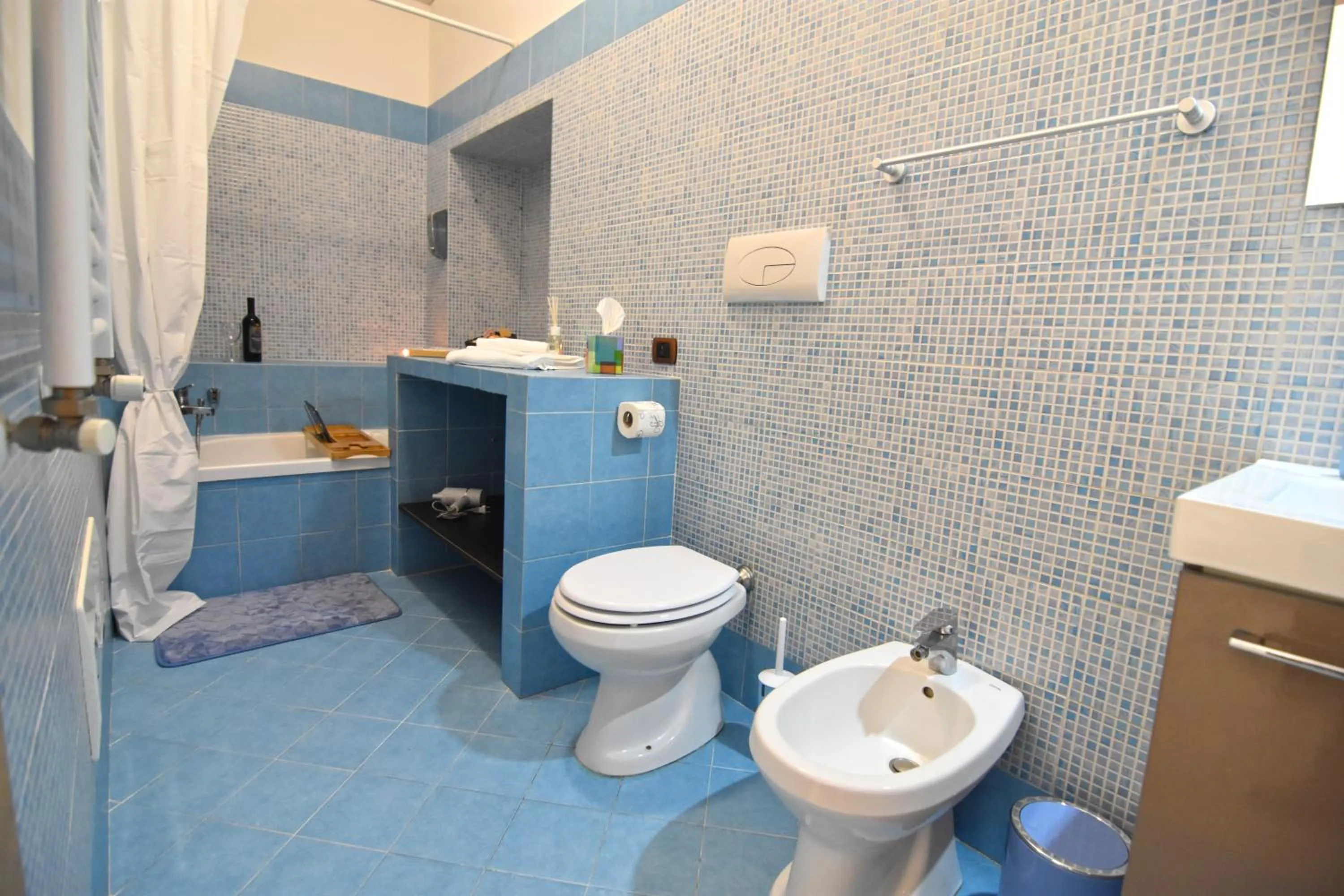 Toilet in Napoli Cityscape