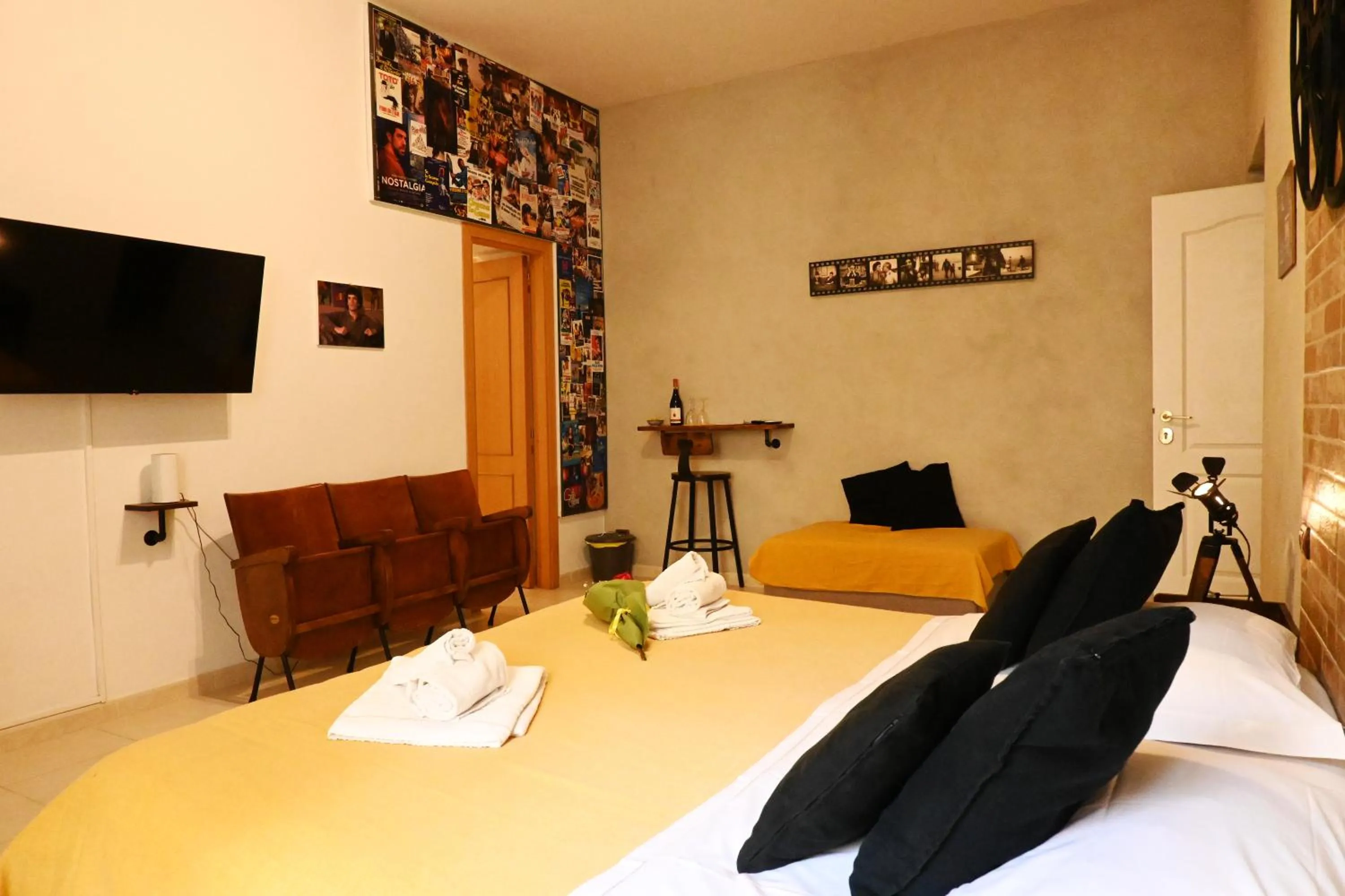 Bed in Napoli Cityscape