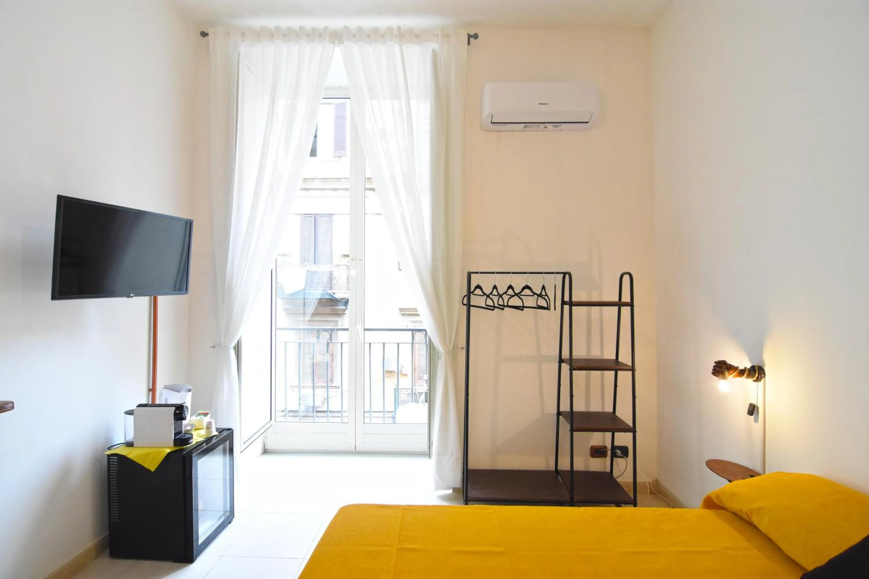 Bed in Napoli Cityscape