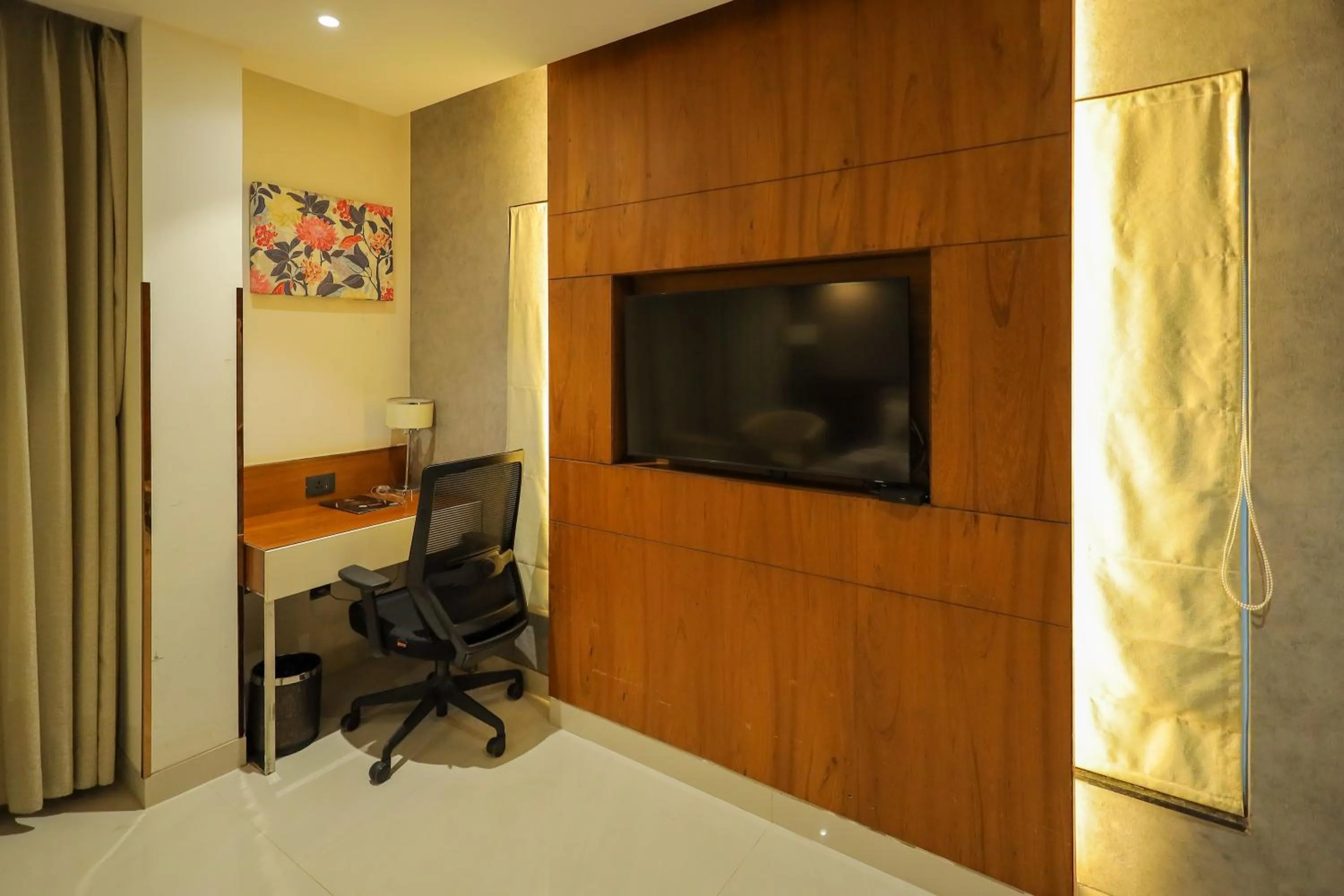 TV and multimedia in Royal Plaza Suites by RAK Rooms, Mangaluru