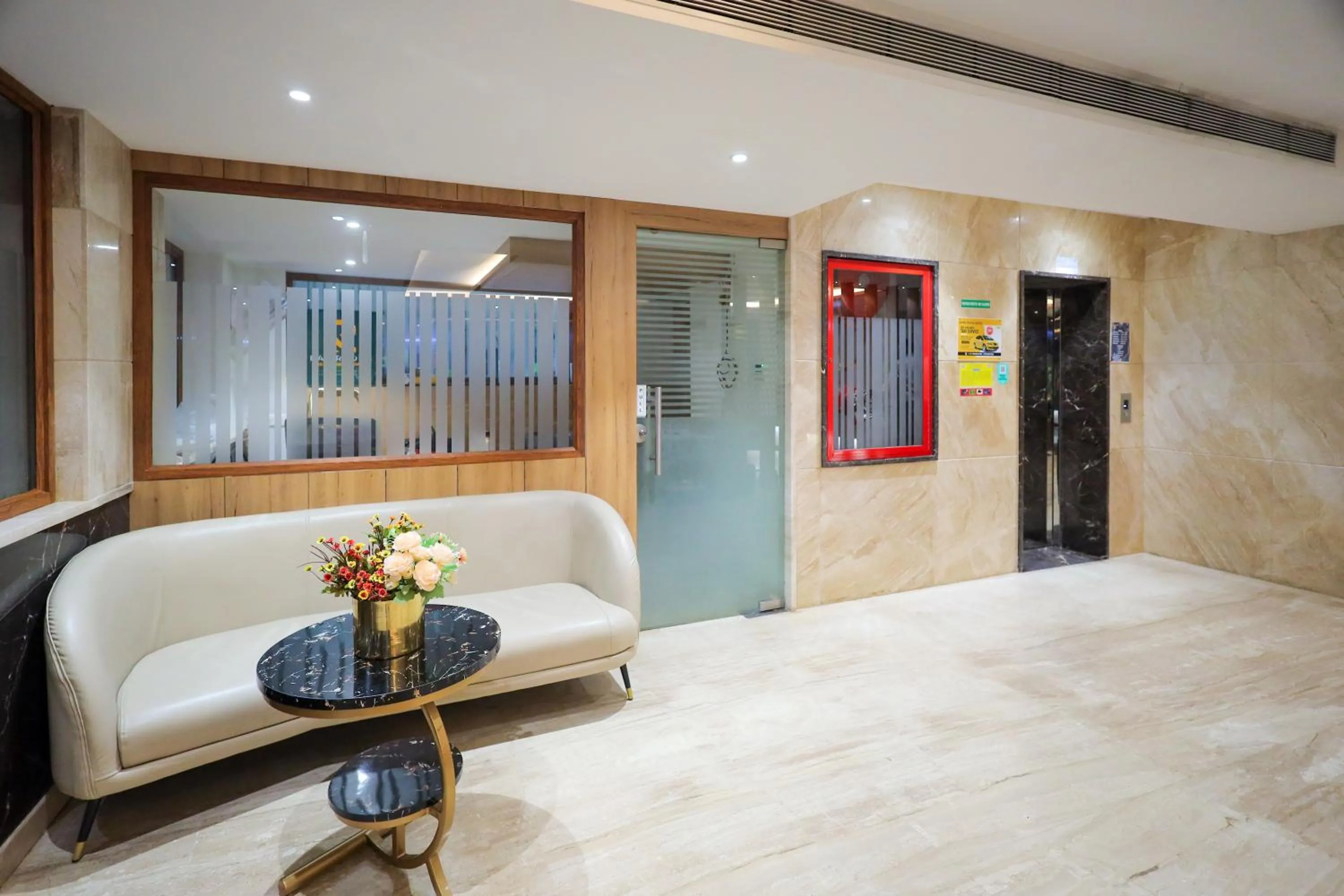 Lobby or reception, Bed in Royal Plaza Suites by RAK Rooms, Mangaluru