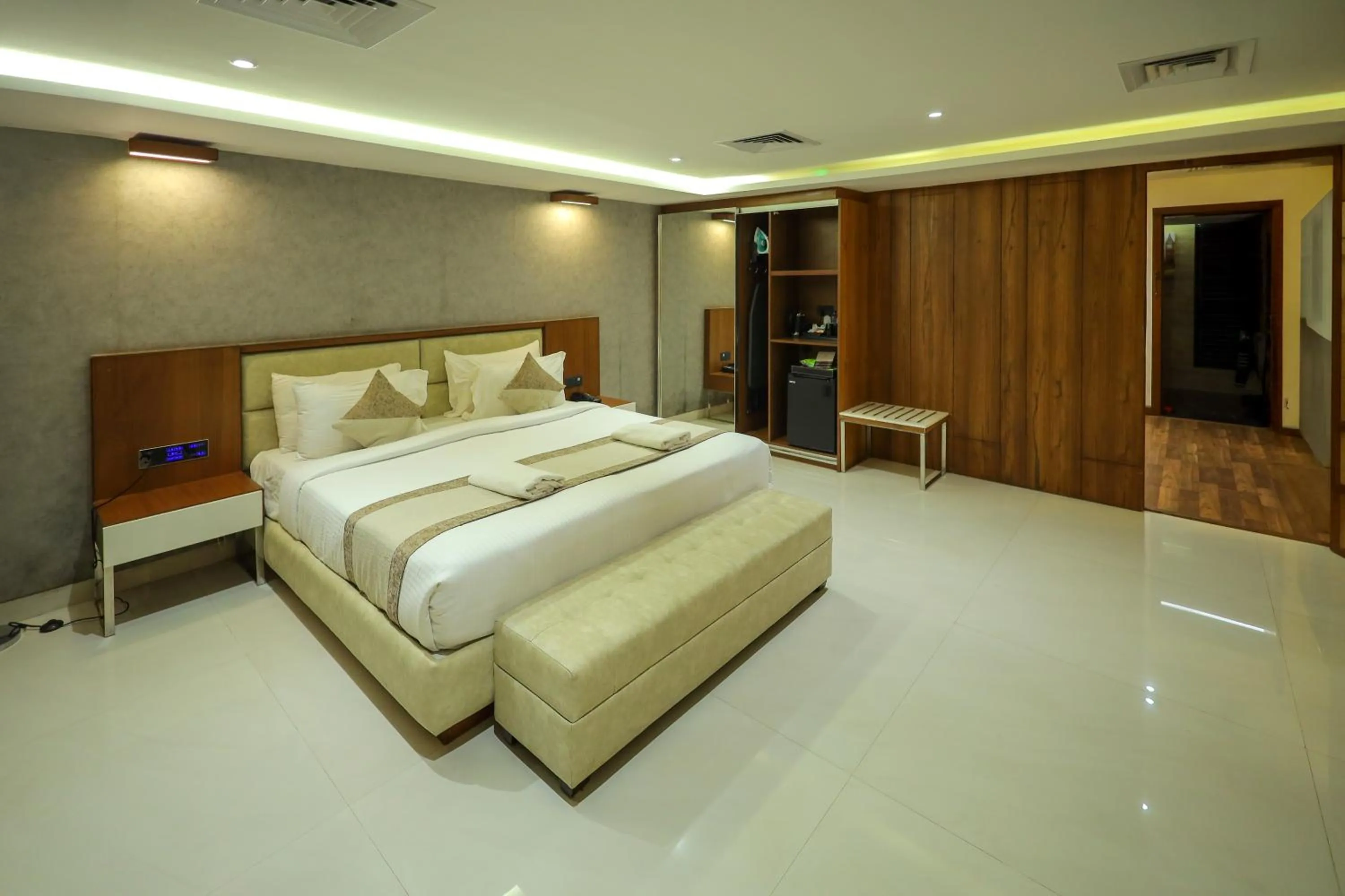Bedroom, Bed in Royal Plaza Suites by RAK Rooms, Mangaluru