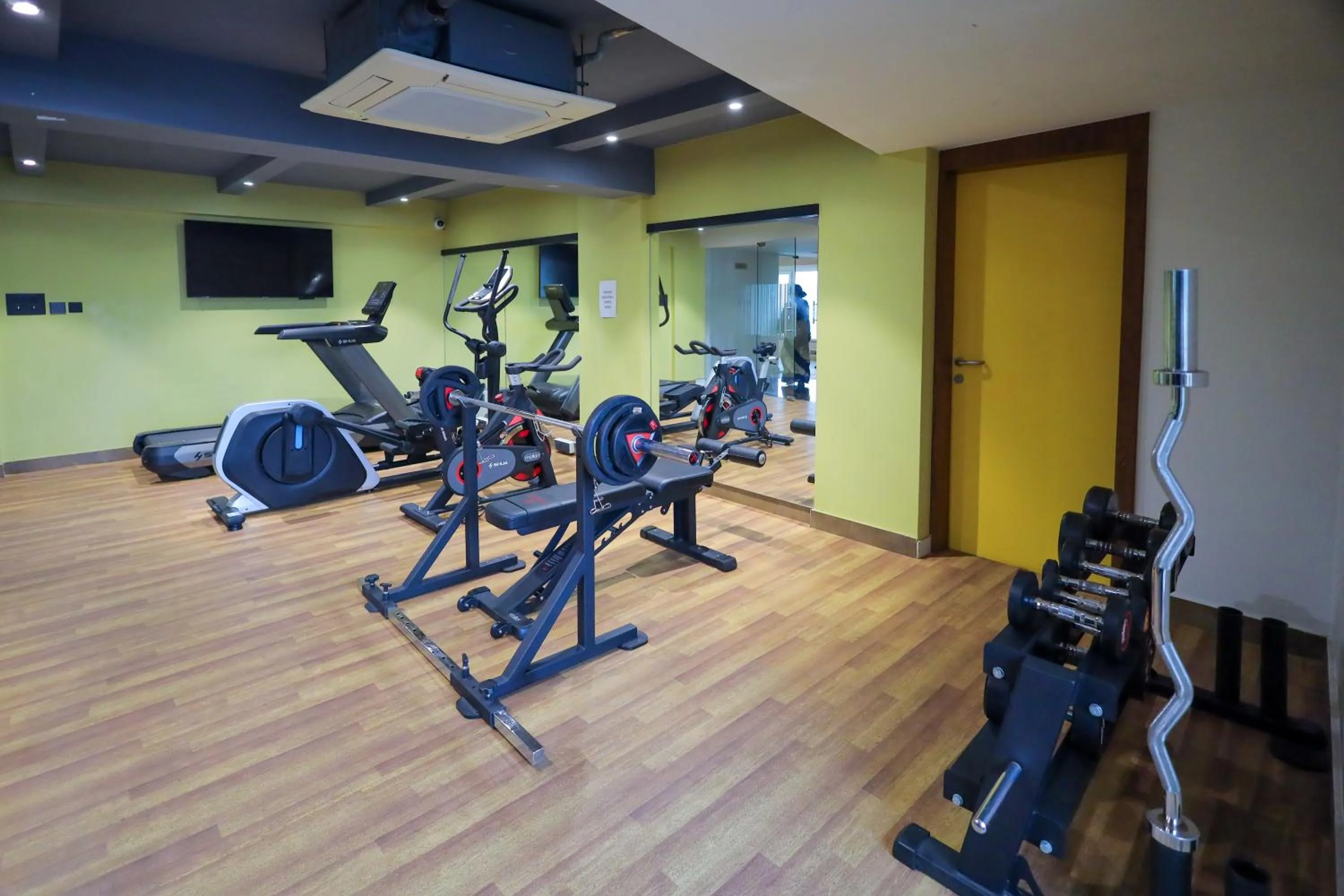 Fitness centre/facilities in Royal Plaza Suites by RAK Rooms, Mangaluru