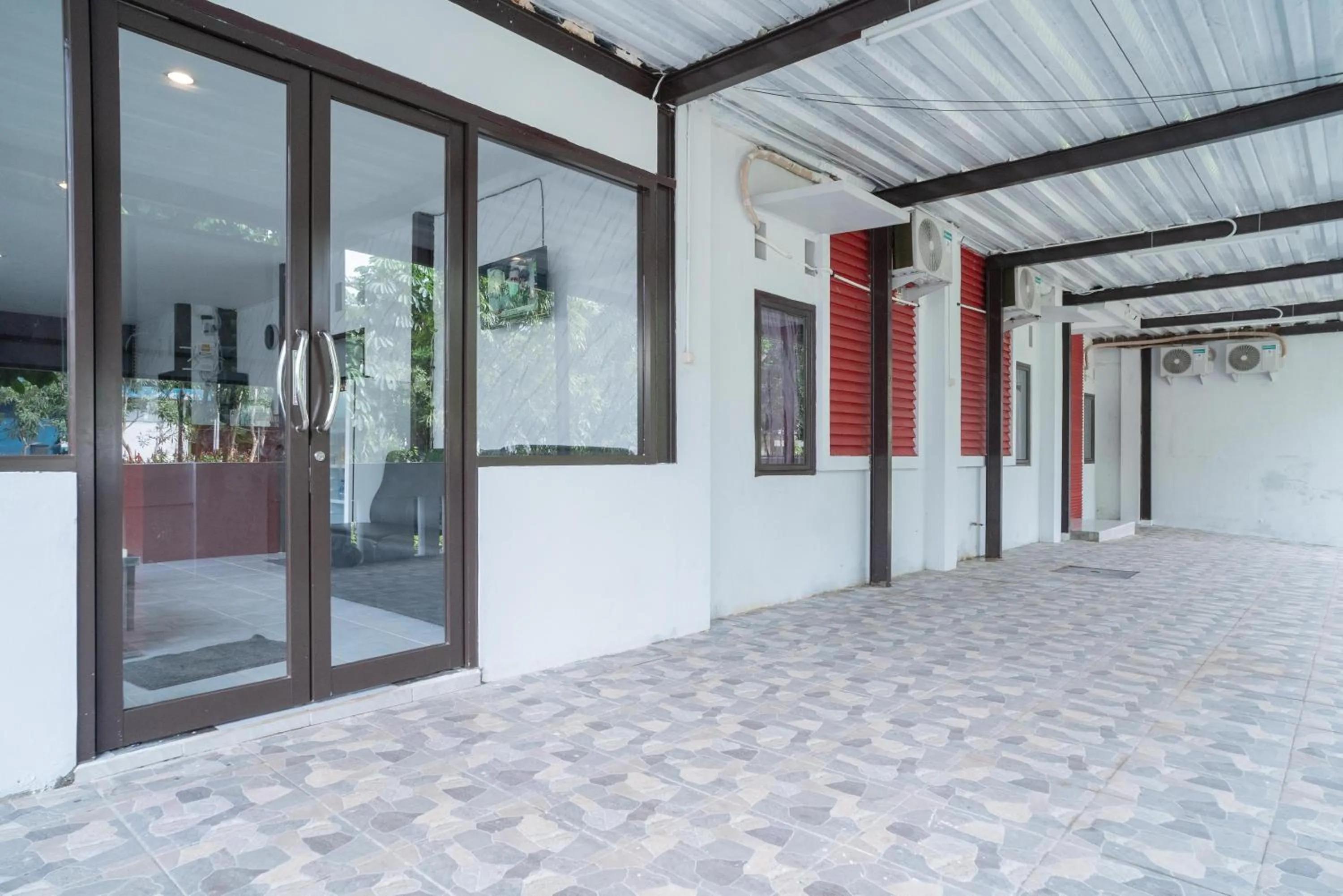 RedDoorz Plus near ITC Cempaka Mas 2