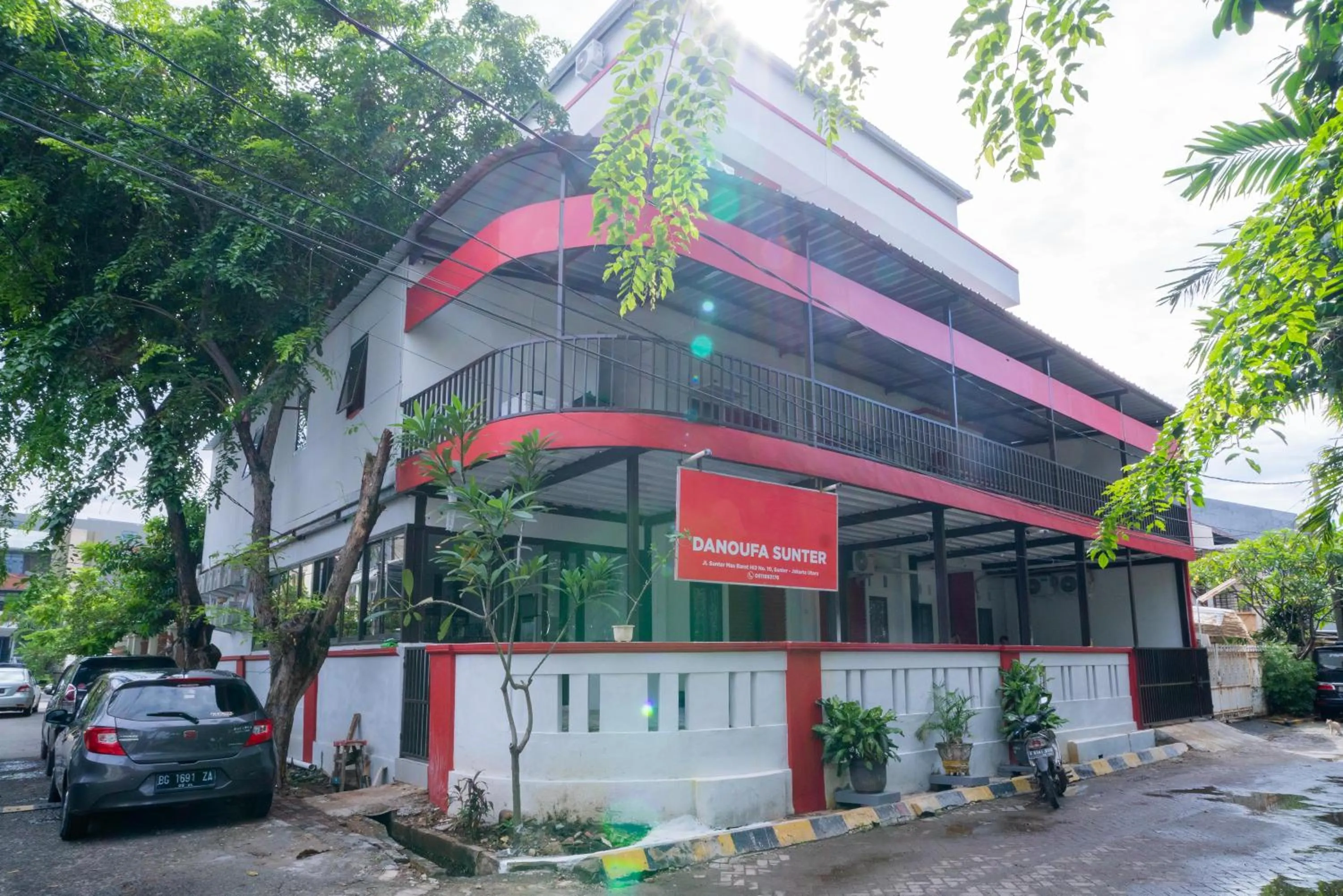 RedDoorz Plus near ITC Cempaka Mas 2