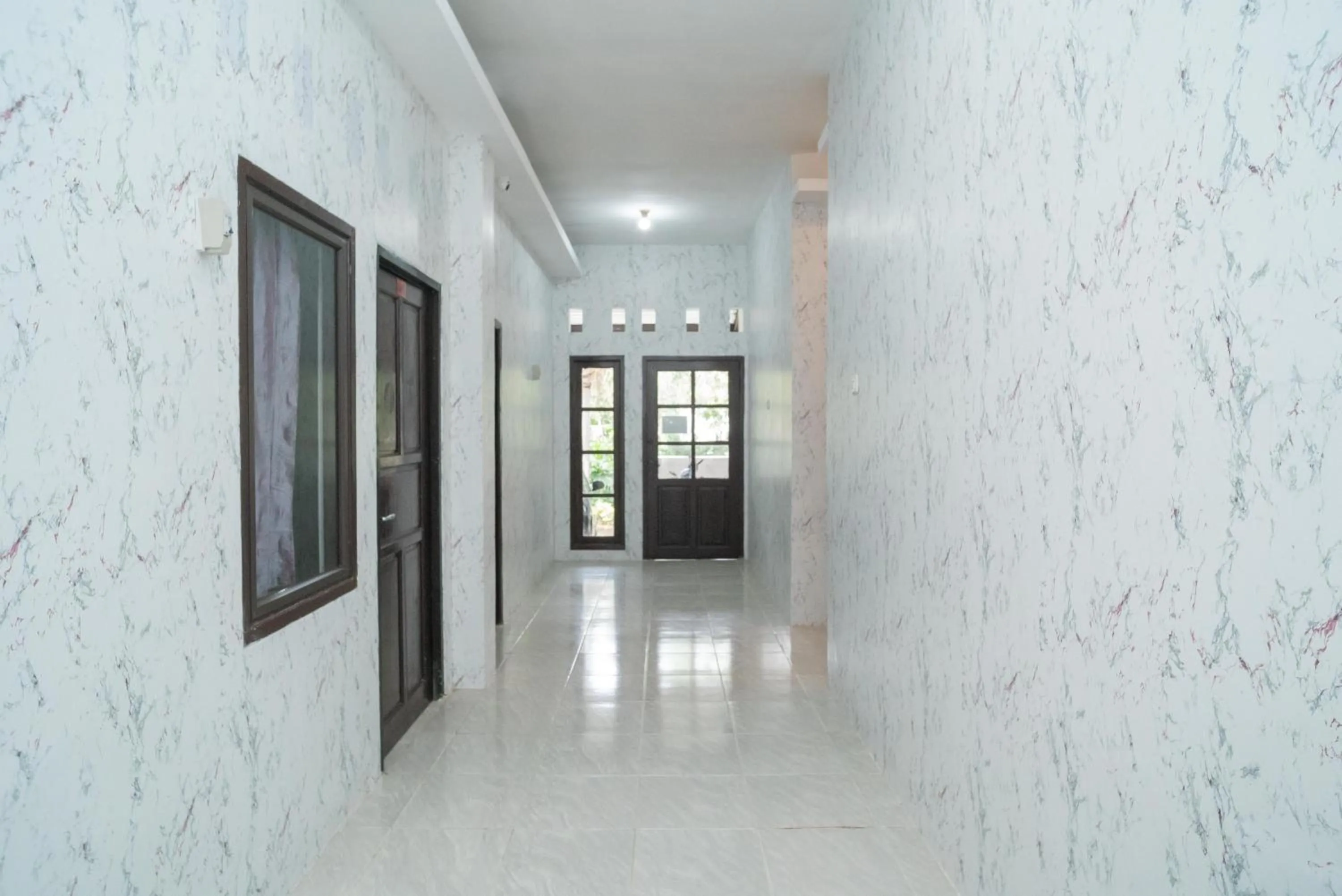 RedDoorz Plus near ITC Cempaka Mas 2