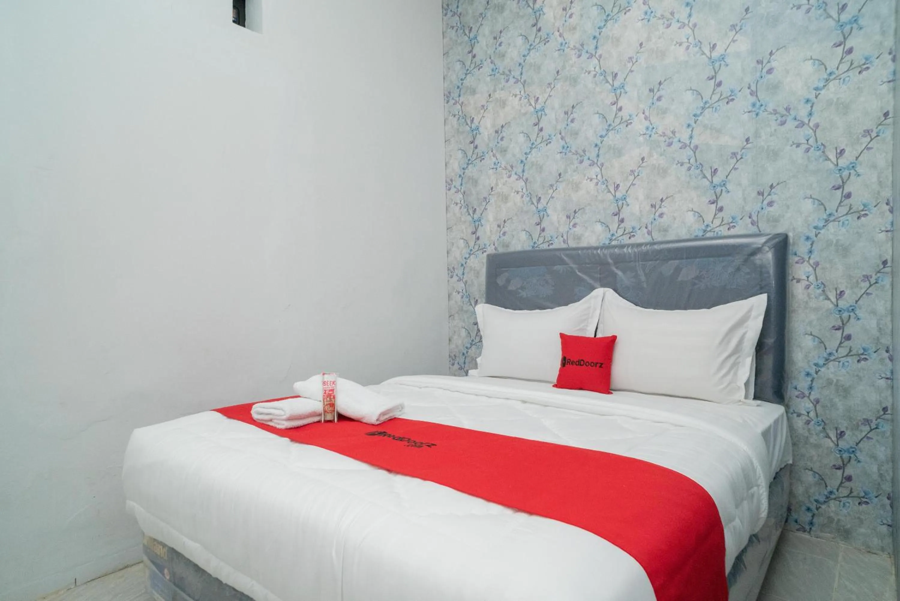 Bed in RedDoorz Plus near ITC Cempaka Mas 2