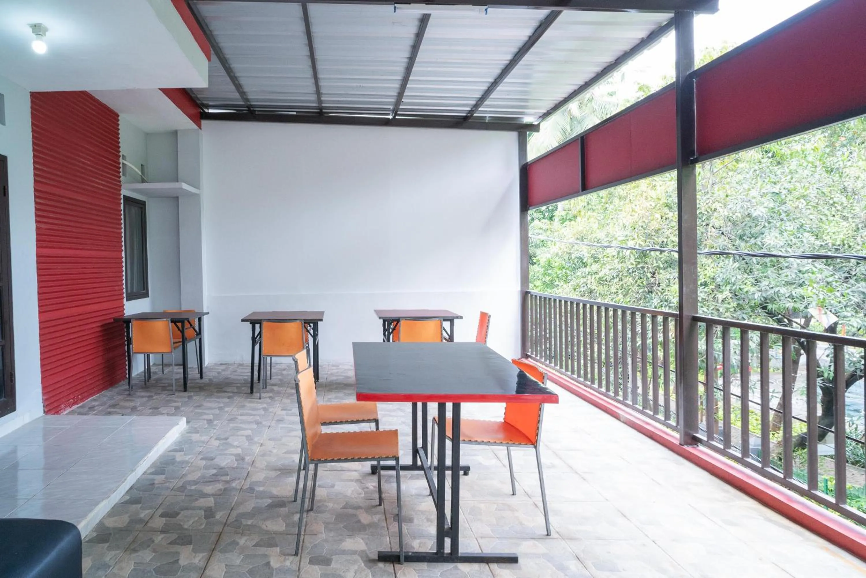 RedDoorz Plus near ITC Cempaka Mas 2