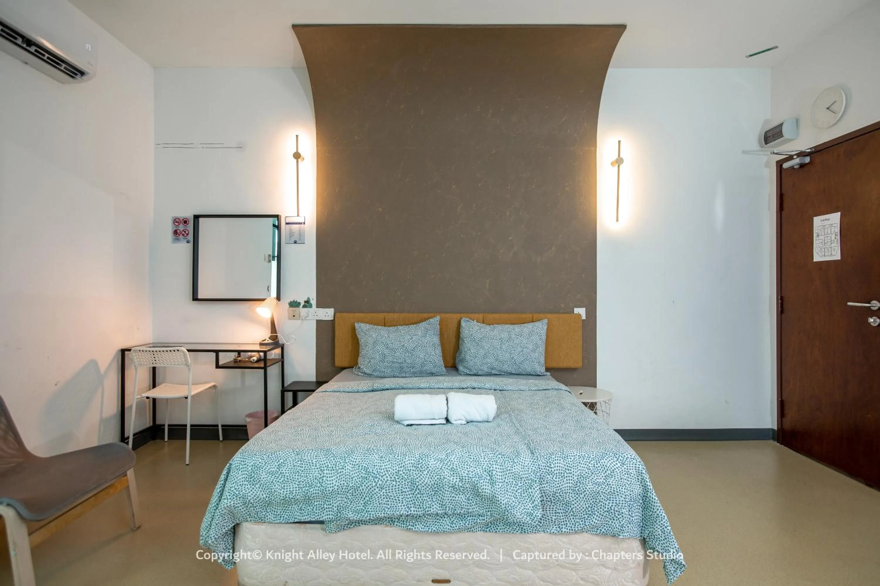 Bed in Knight Alley Hotel