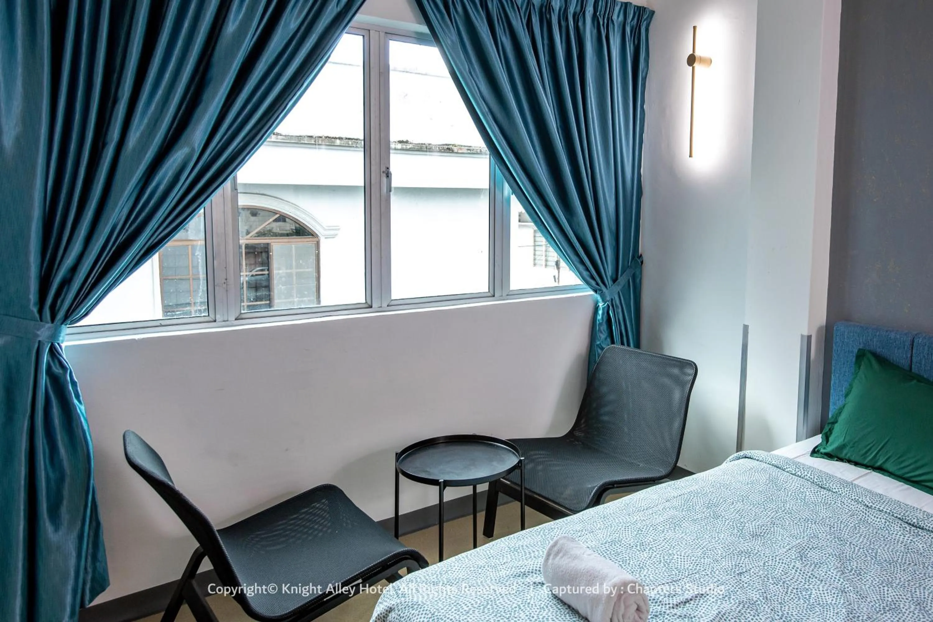 Seating area, Bed in Knight Alley Hotel