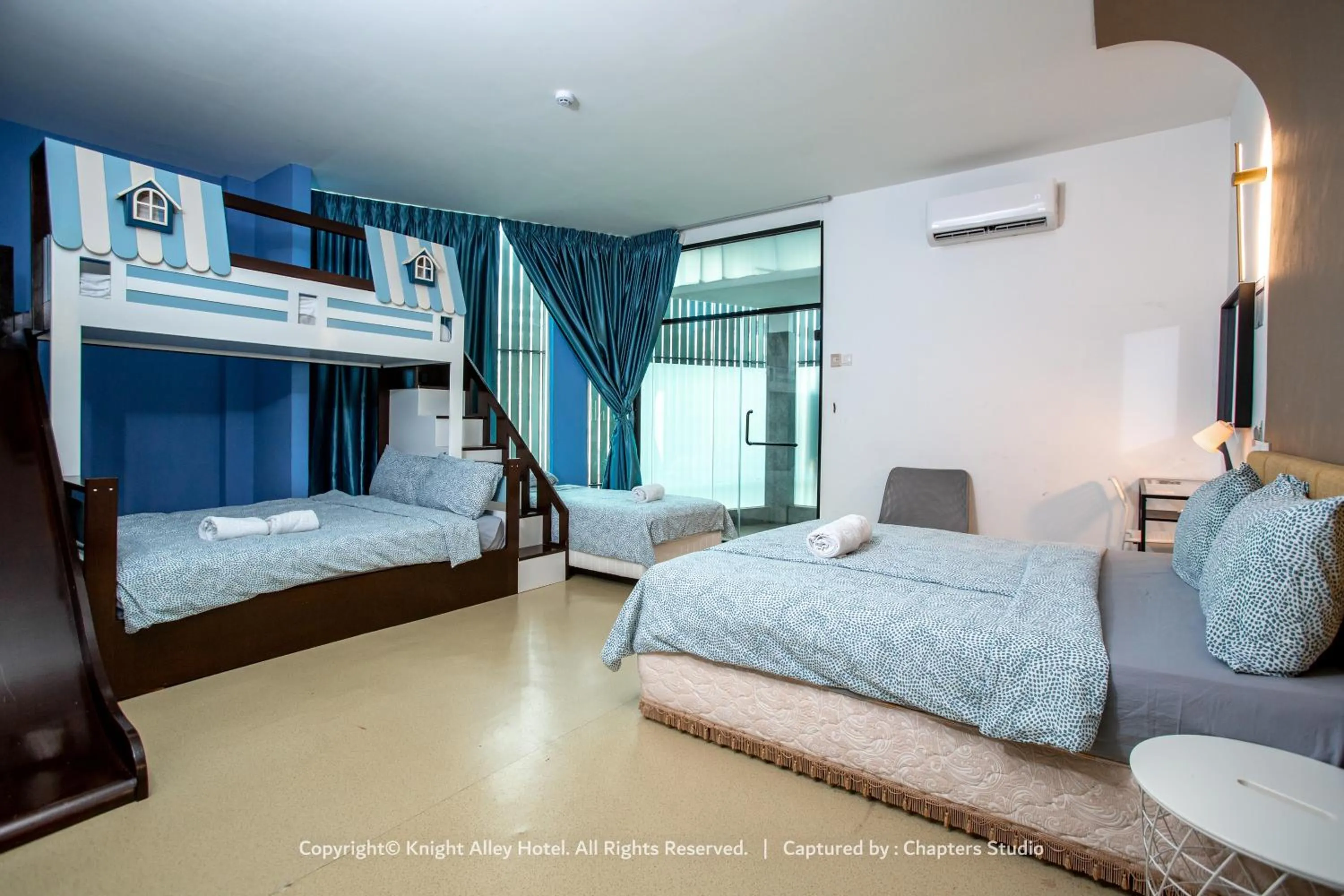 Bedroom, Bed in Knight Alley Hotel