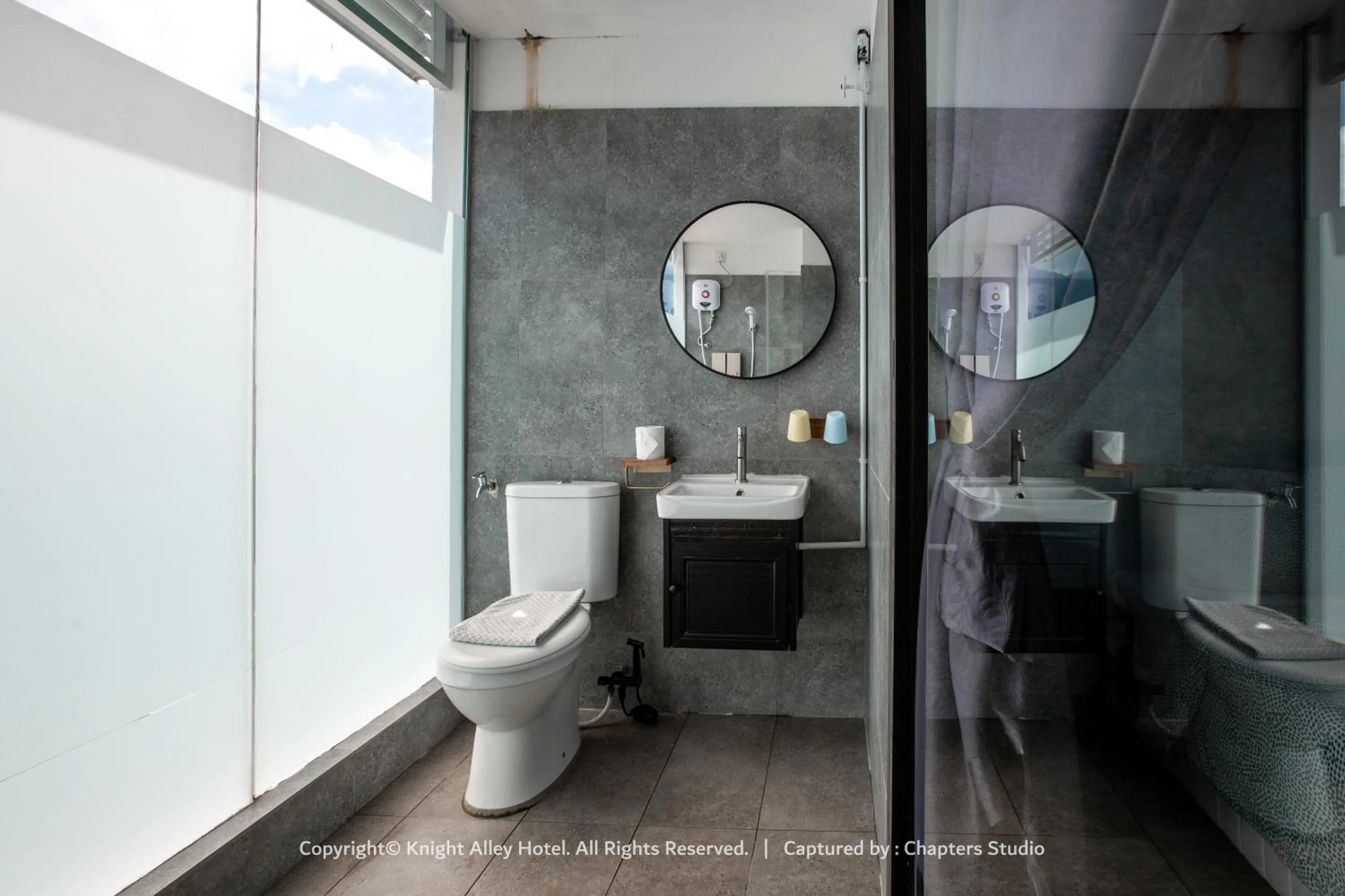 Toilet in Knight Alley Hotel