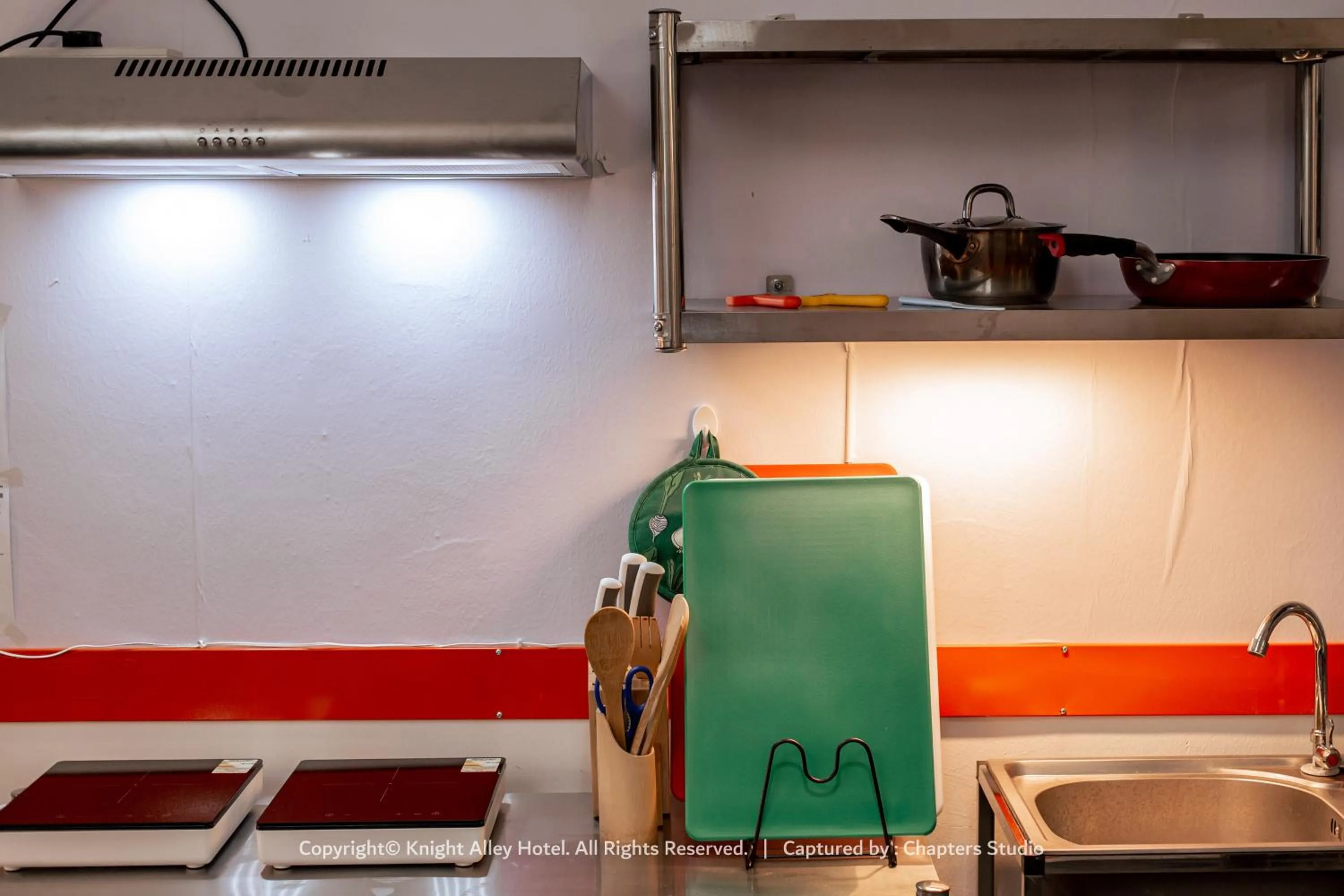 Kitchen or kitchenette in Knight Alley Hotel