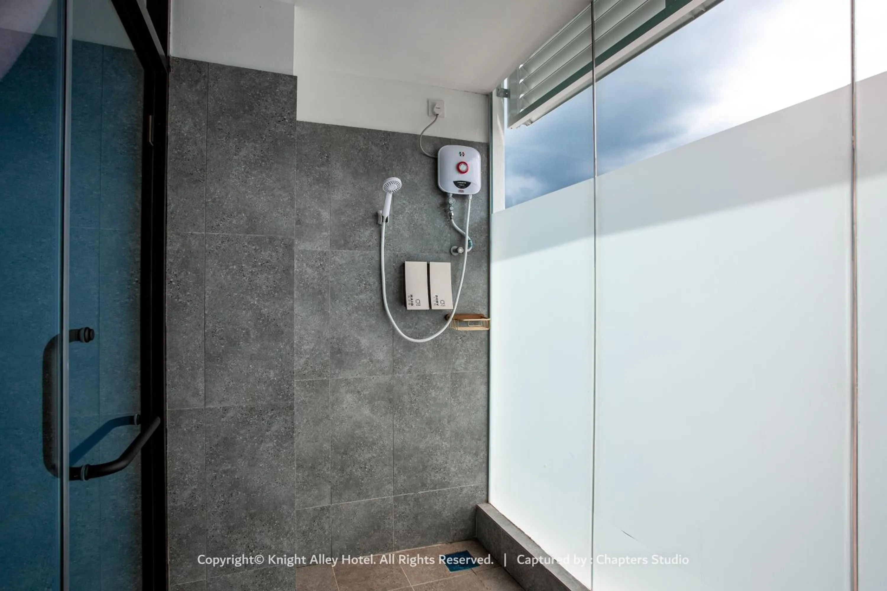 Shower in Knight Alley Hotel