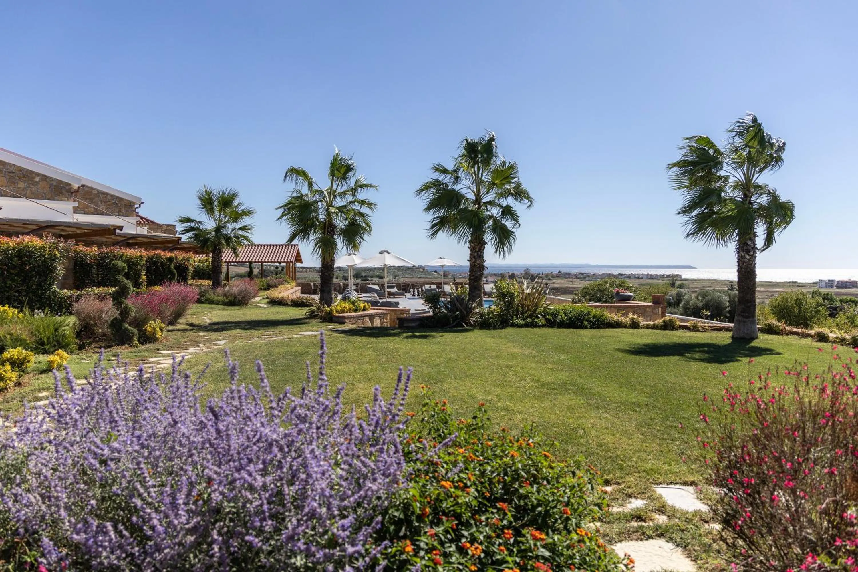 Garden in Akrolithos Luxury Suites & Spa