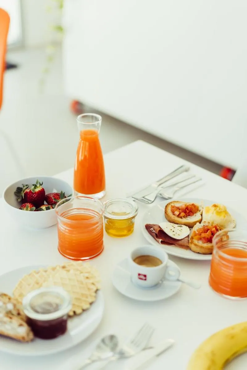 Food and drinks in Marina Gardens Boutique&Suites