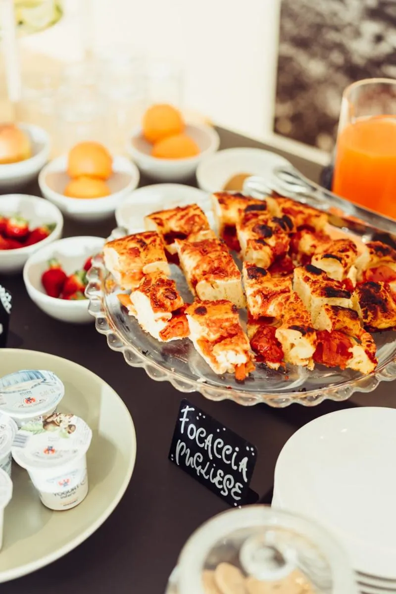 Food and drinks in Marina Gardens Boutique&Suites