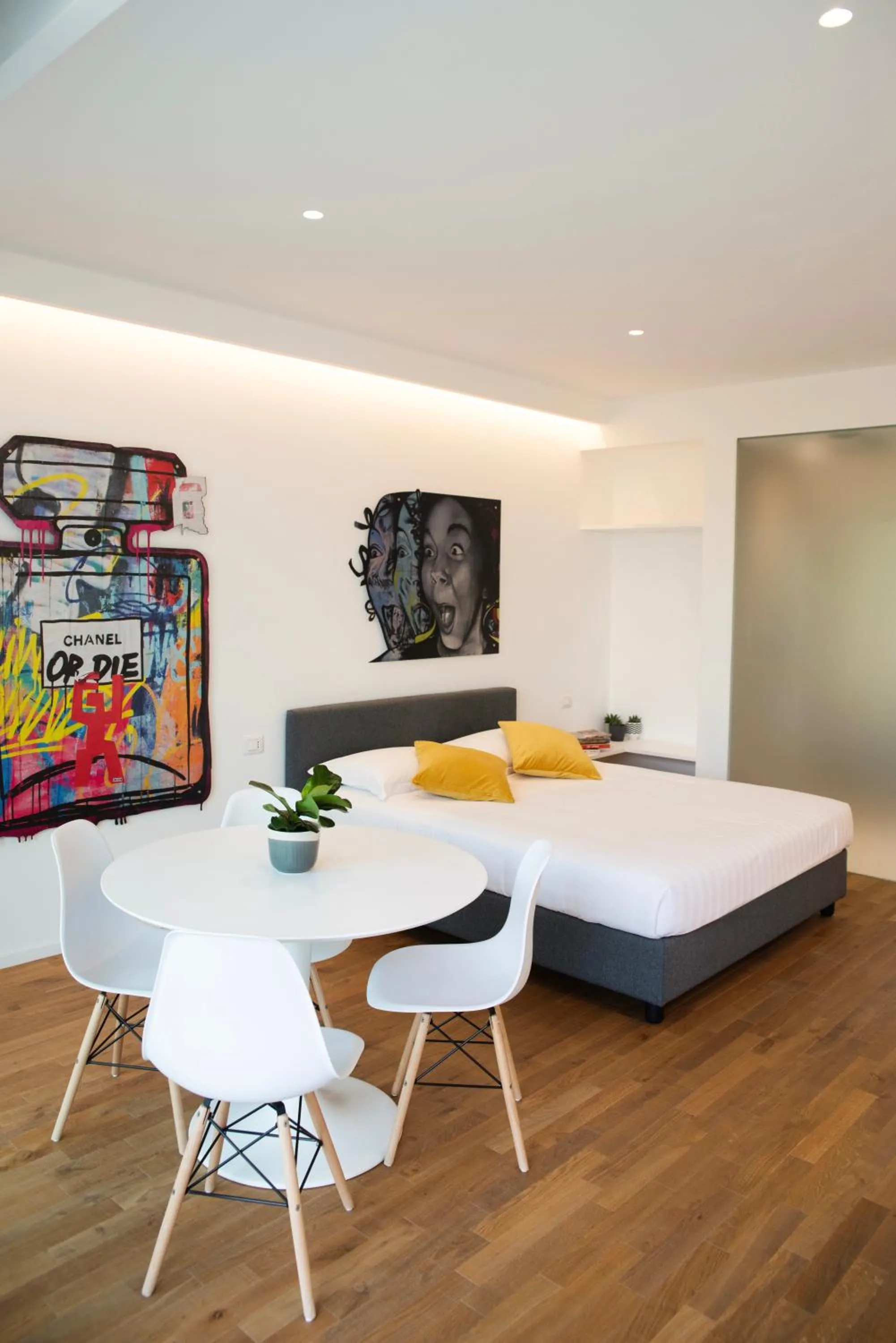 Communal lounge/ TV room, Bed in Marina Gardens Boutique&Suites